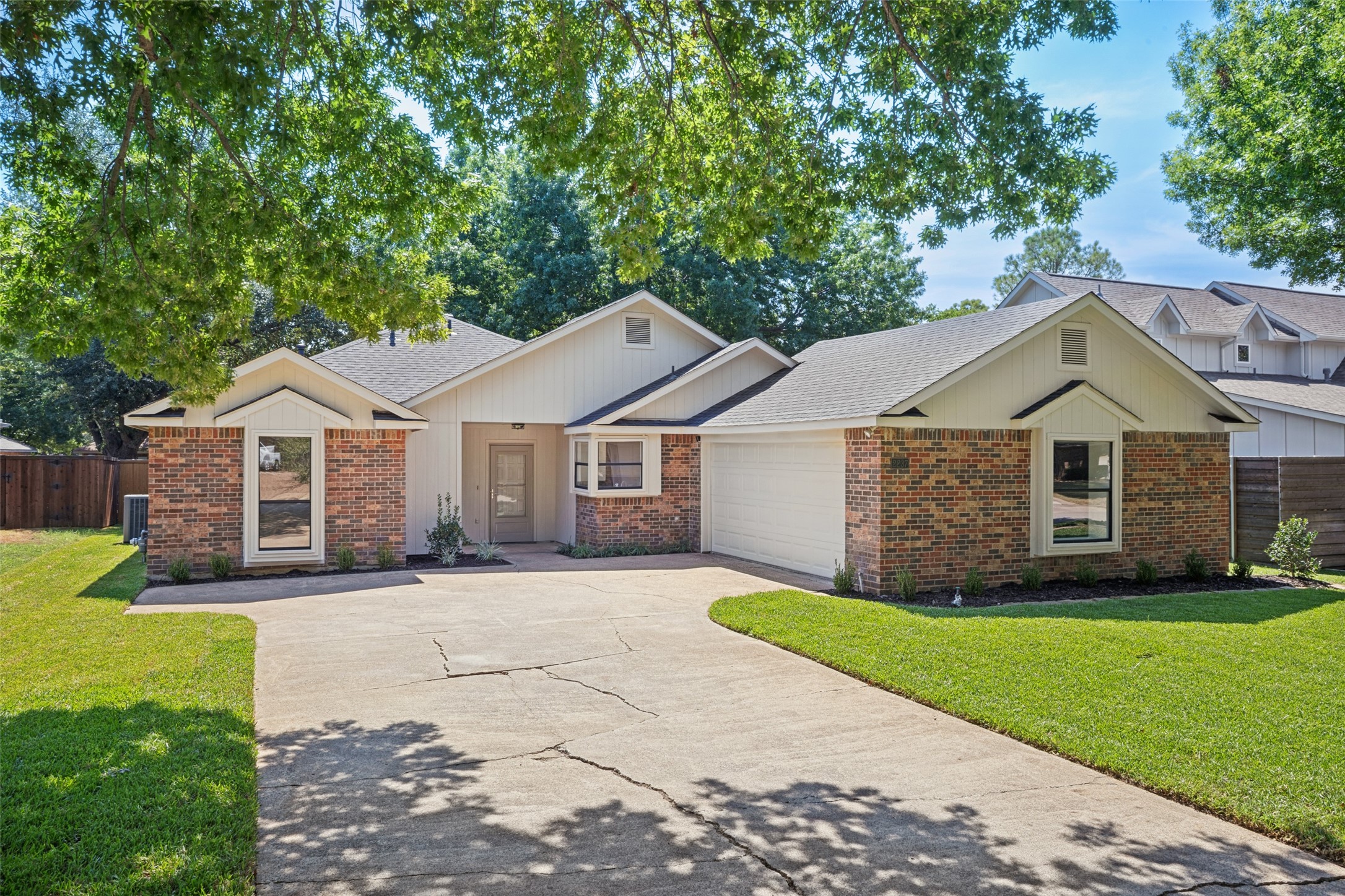 2237 Oak Bluff Drive — photo