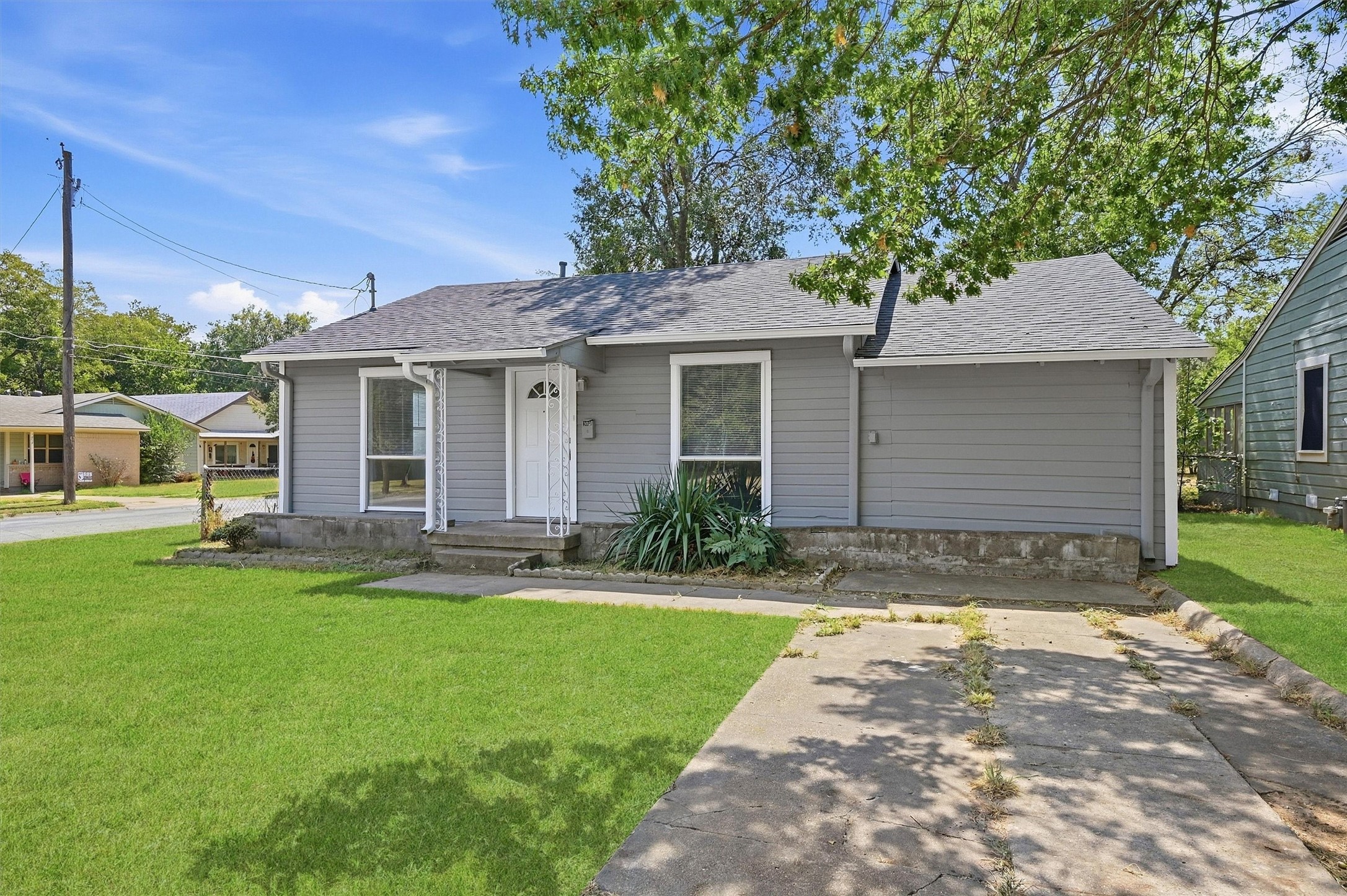 302 W Dexter Street — photo