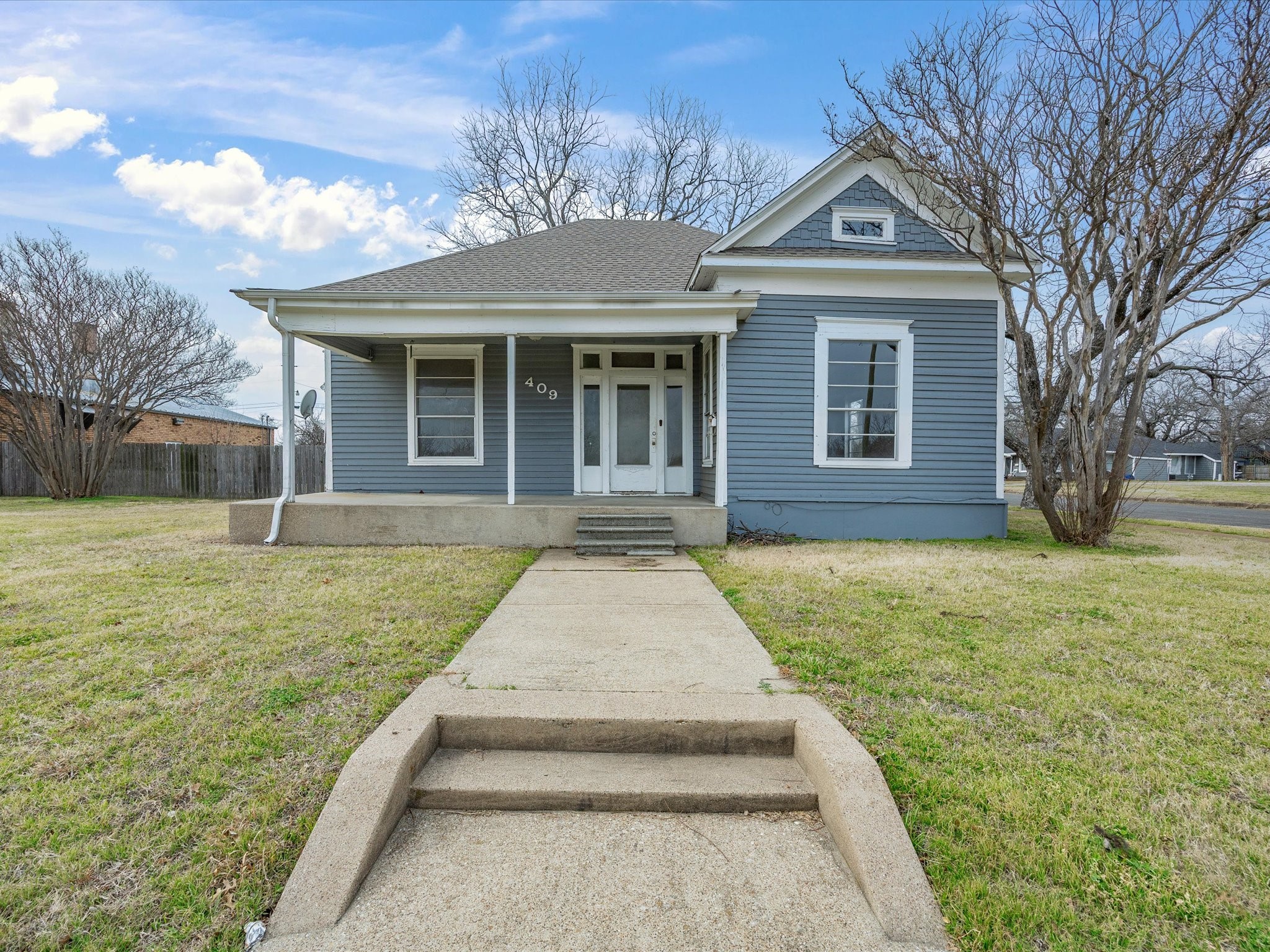 409 NW Main Street — photo