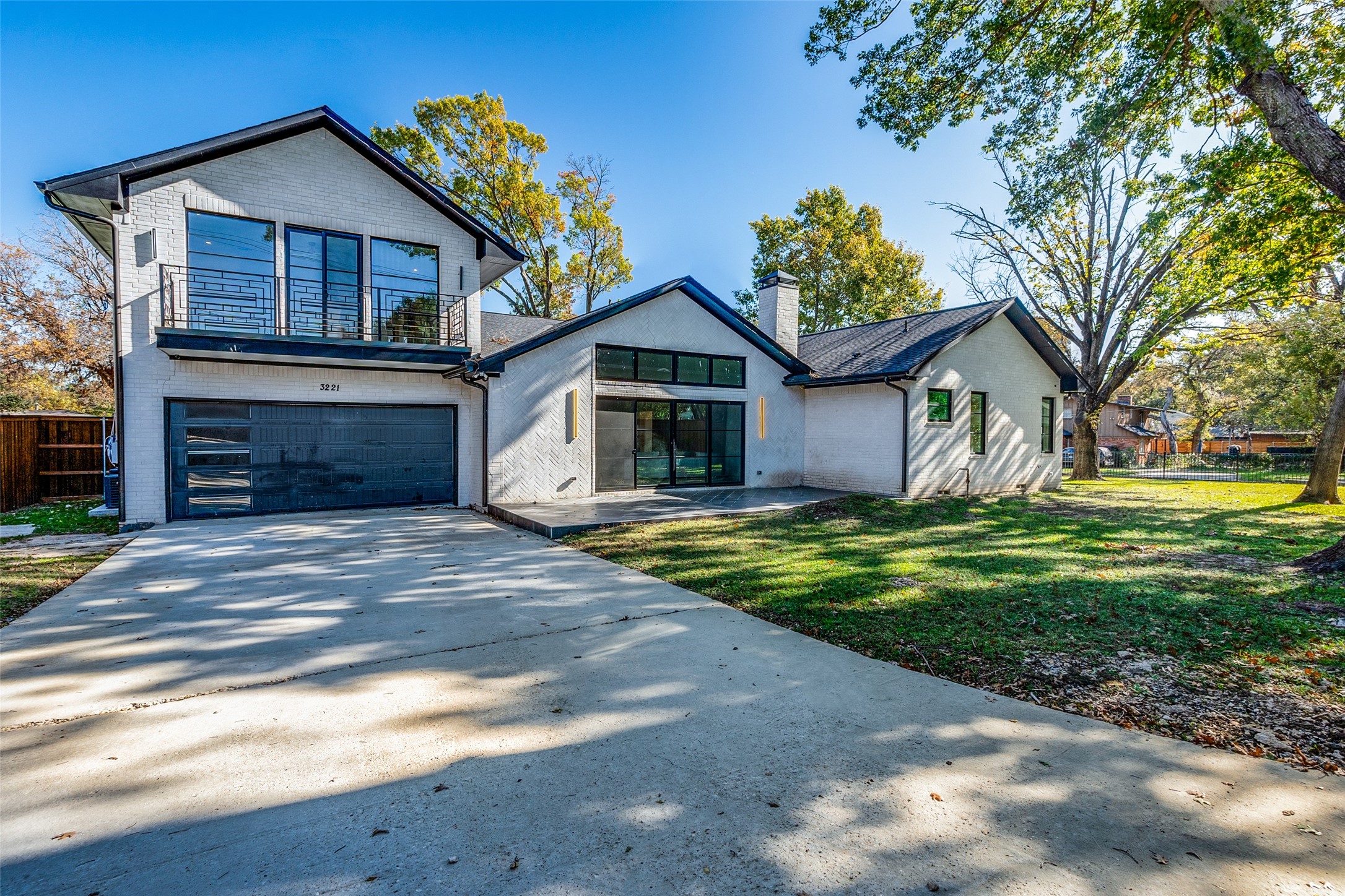 3221 S Glenbrook Drive — photo