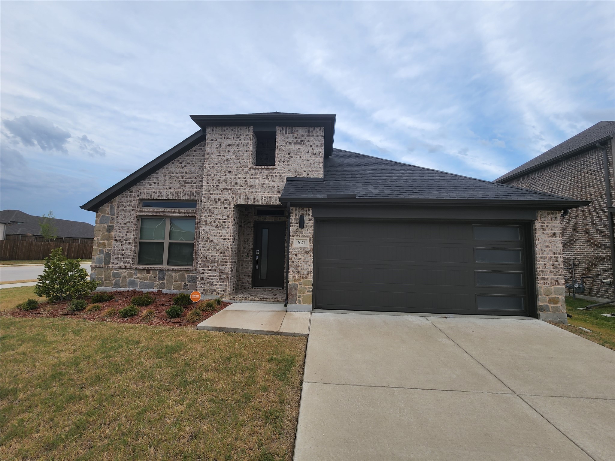 621 Maple Leaf Way — photo