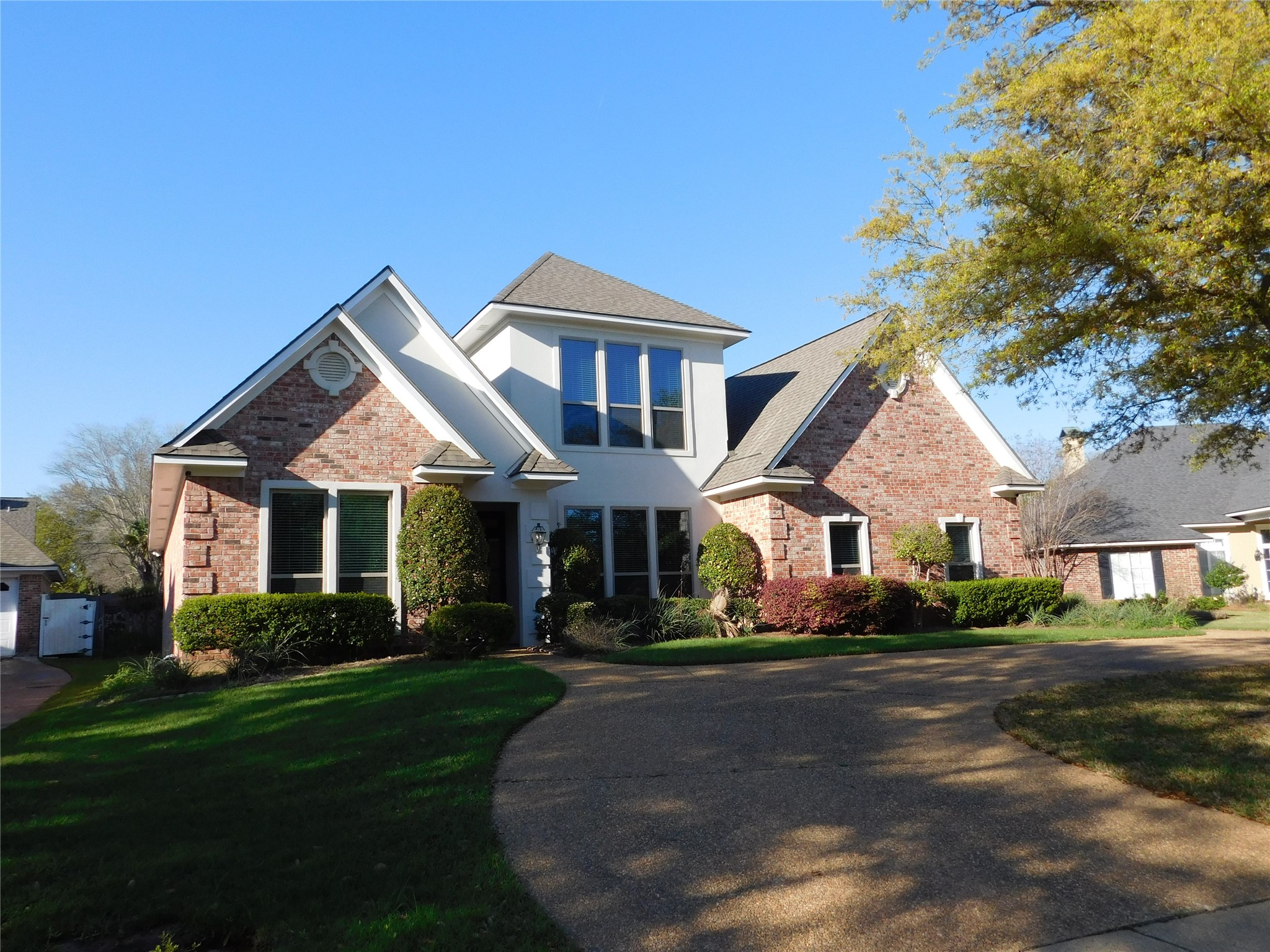 204 Summertree Court — photo