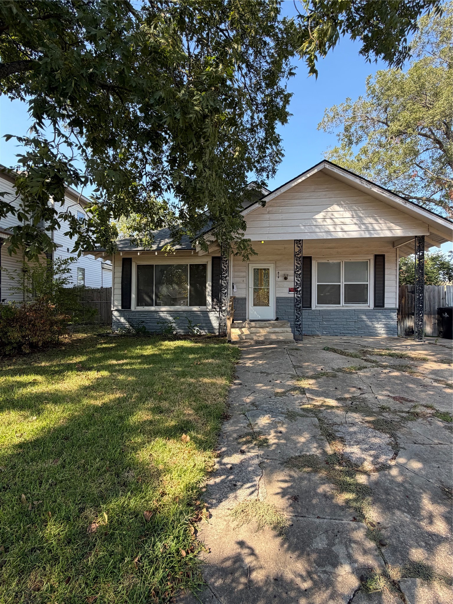 619 W Owing Street — photo