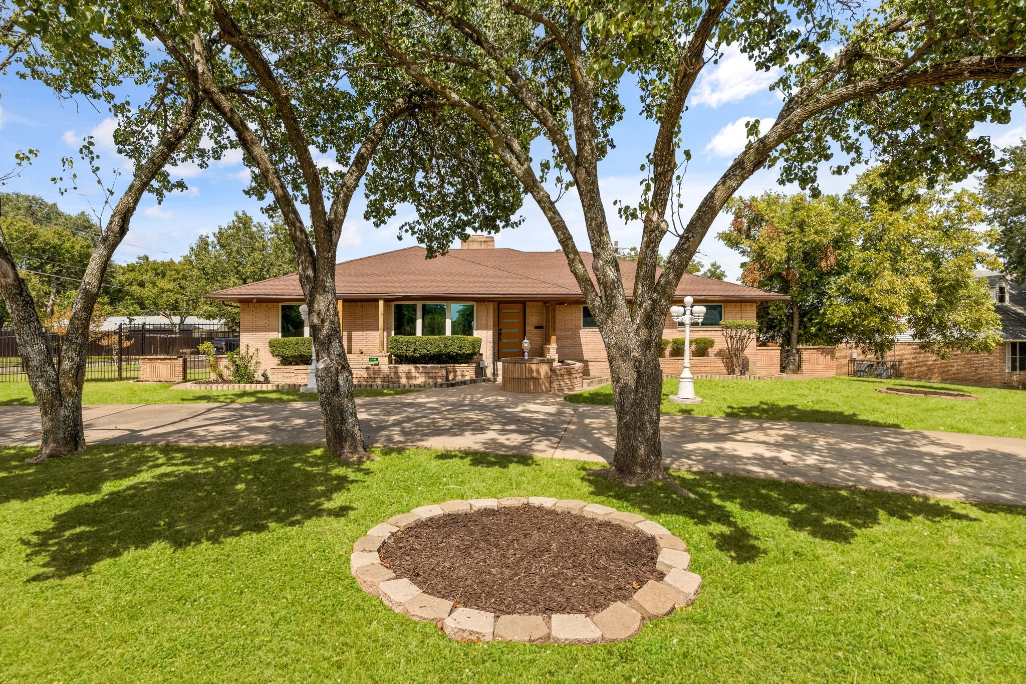 1433 W Red Bird Lane — photo