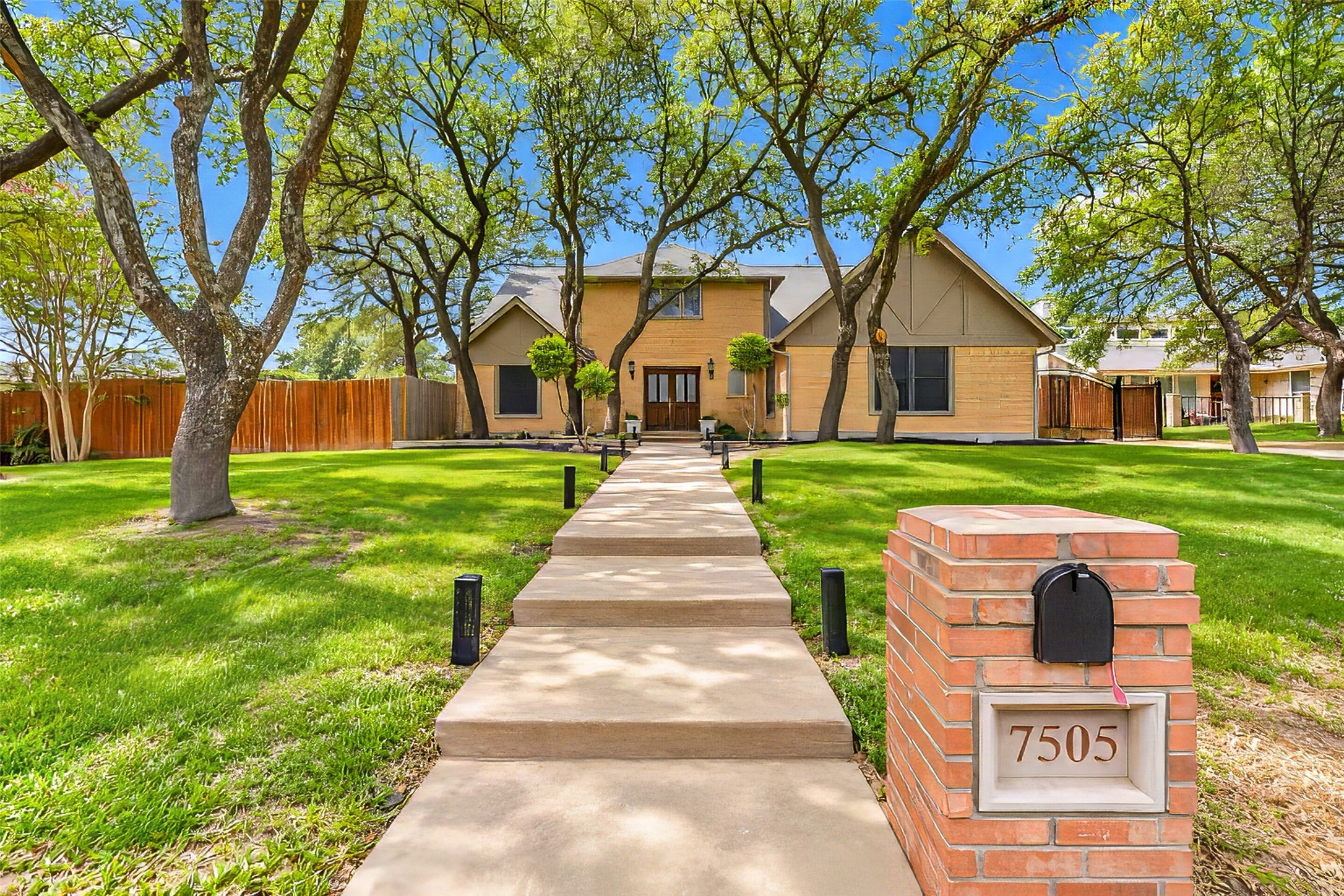 7505 Canyon Crest Court — photo