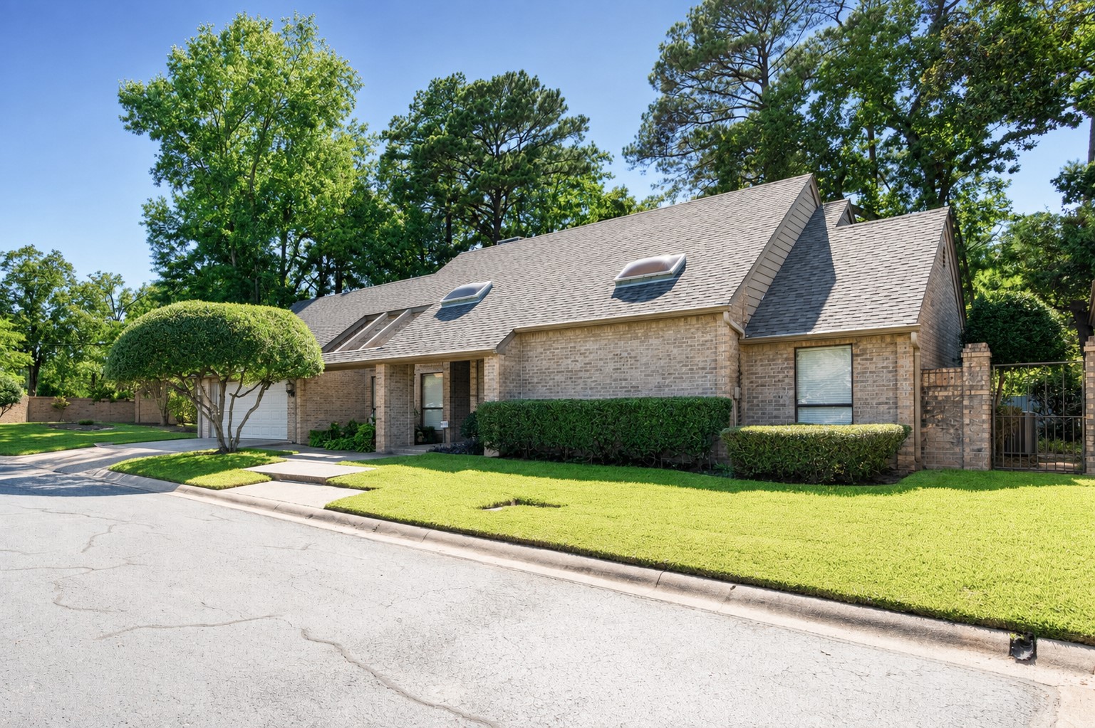 811 Ashford Court — photo