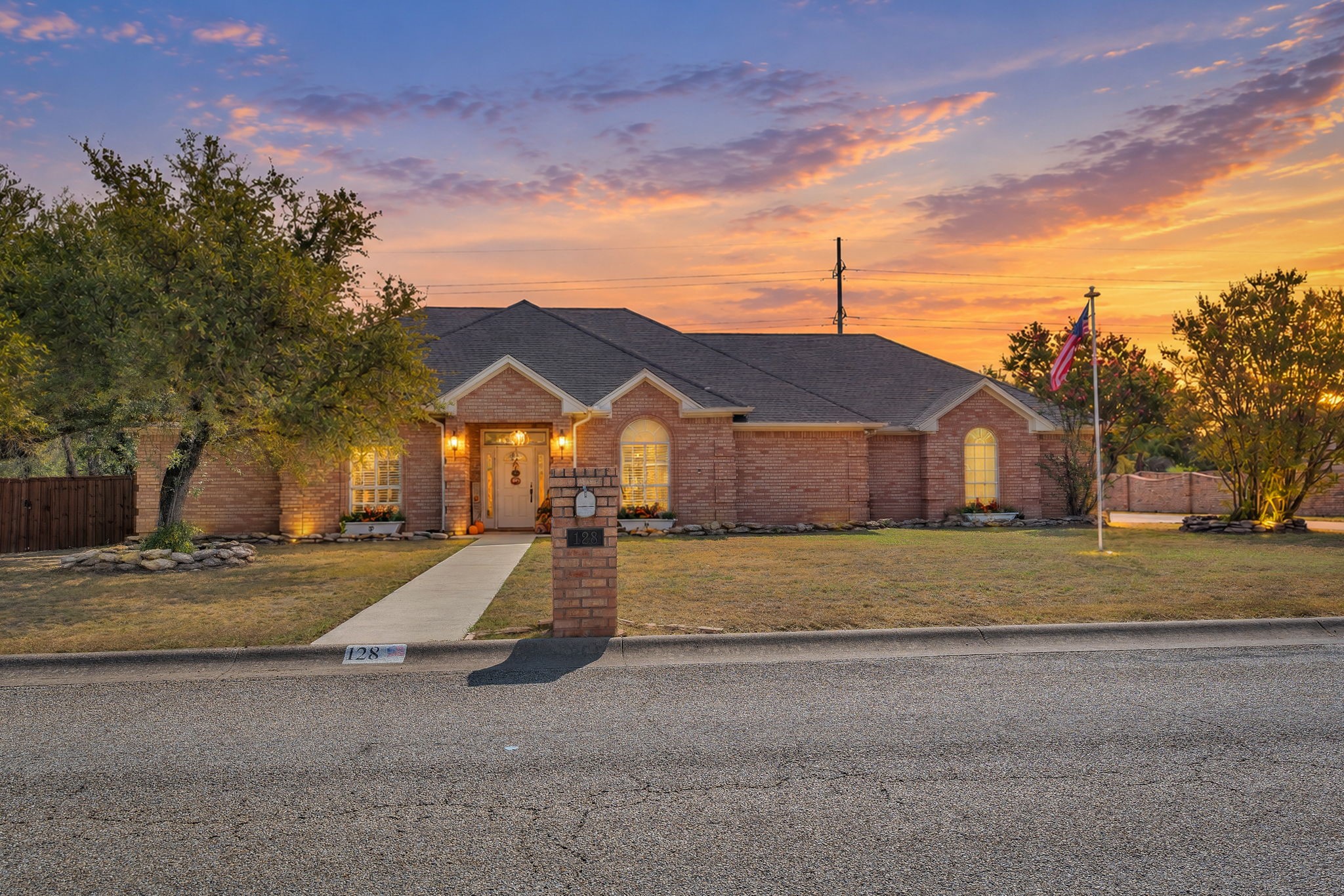 128 Lakeside Oaks Circle — photo