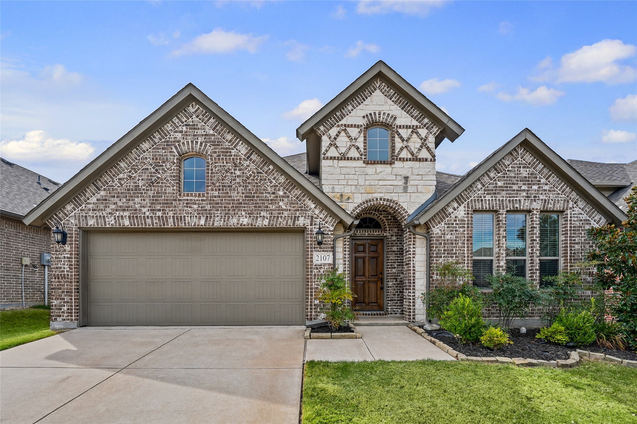 2107 Victoria Lane — photo