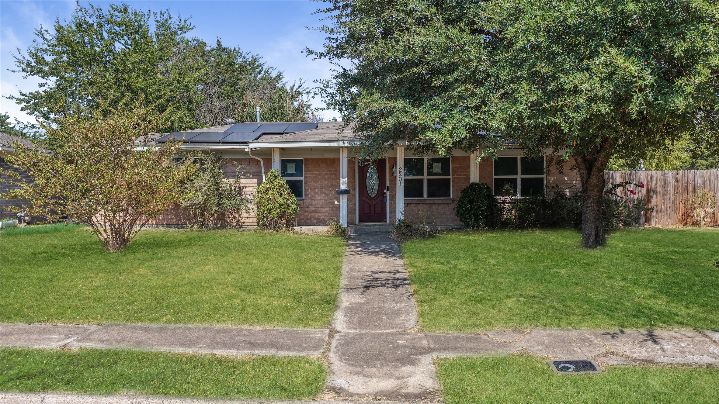2201 Linwood Lane — photo