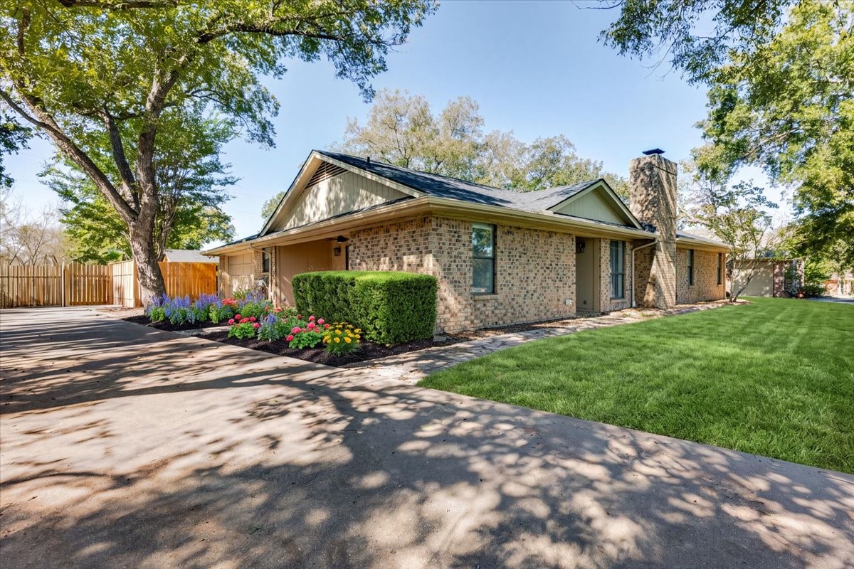 8105 Ravenswood Road — photo