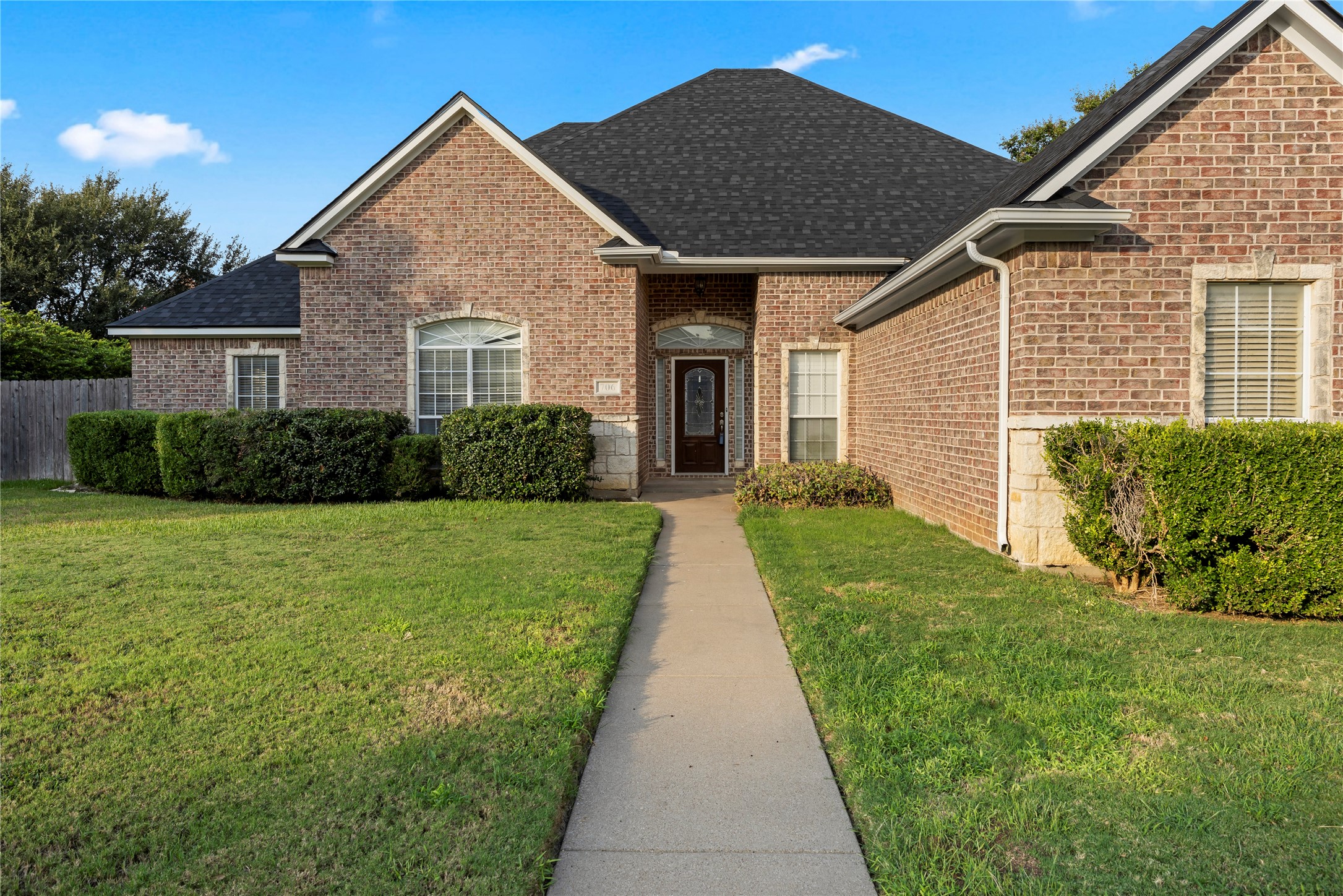 706 Meadowview, Cleburne, TX 76033 — photo 2