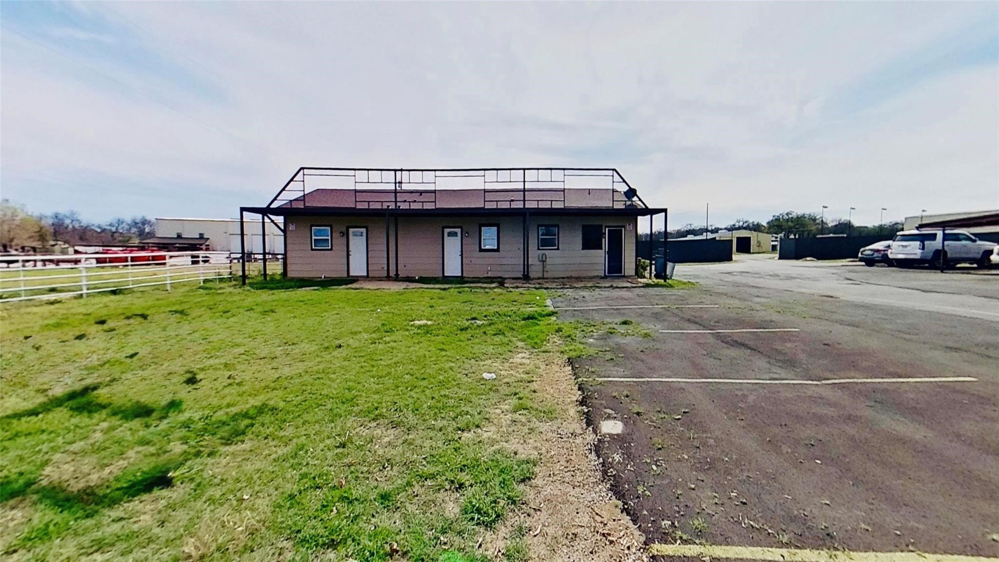 4902 E Highway 199 — photo