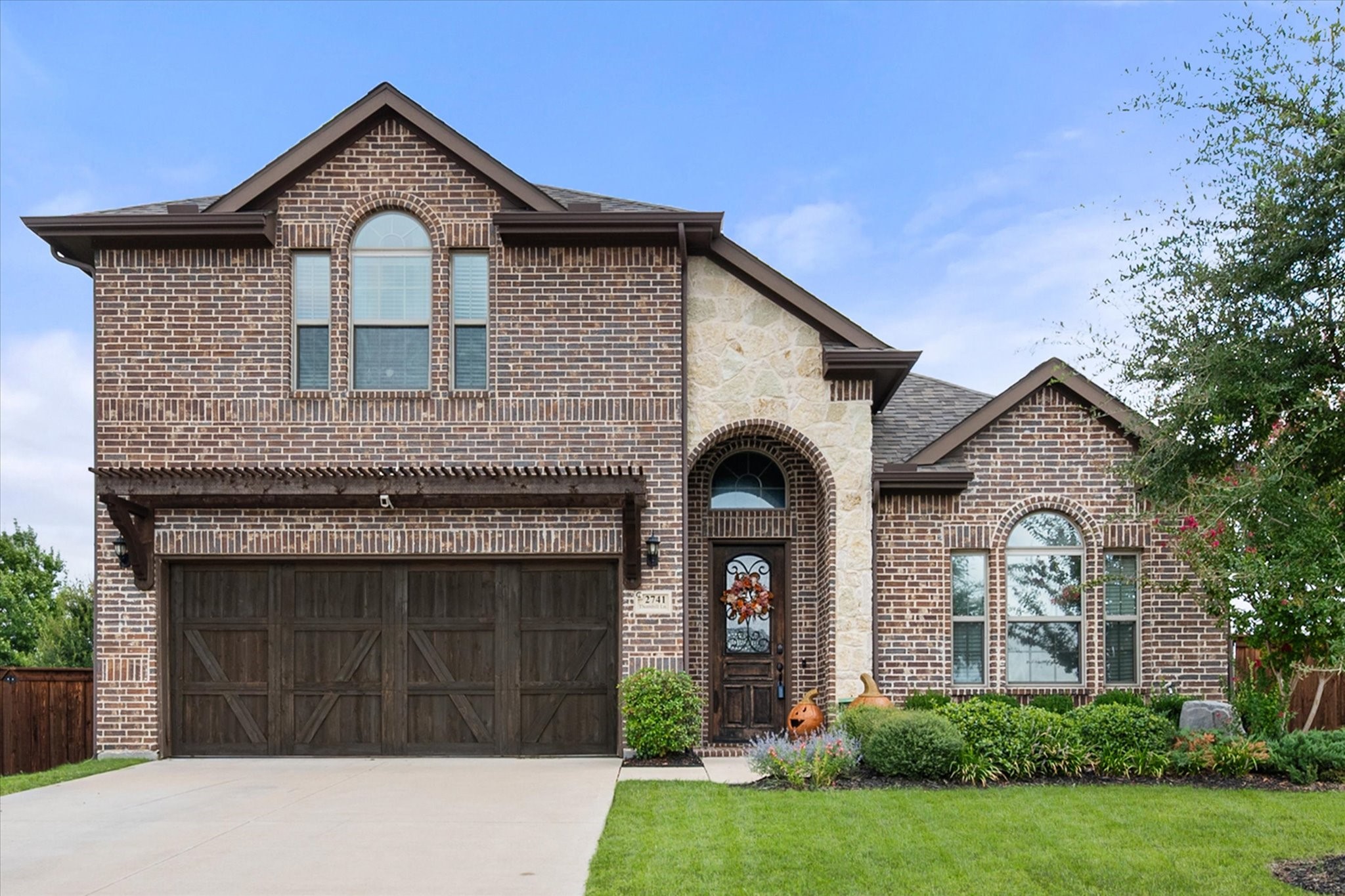 2741 Thornhill Lane — photo