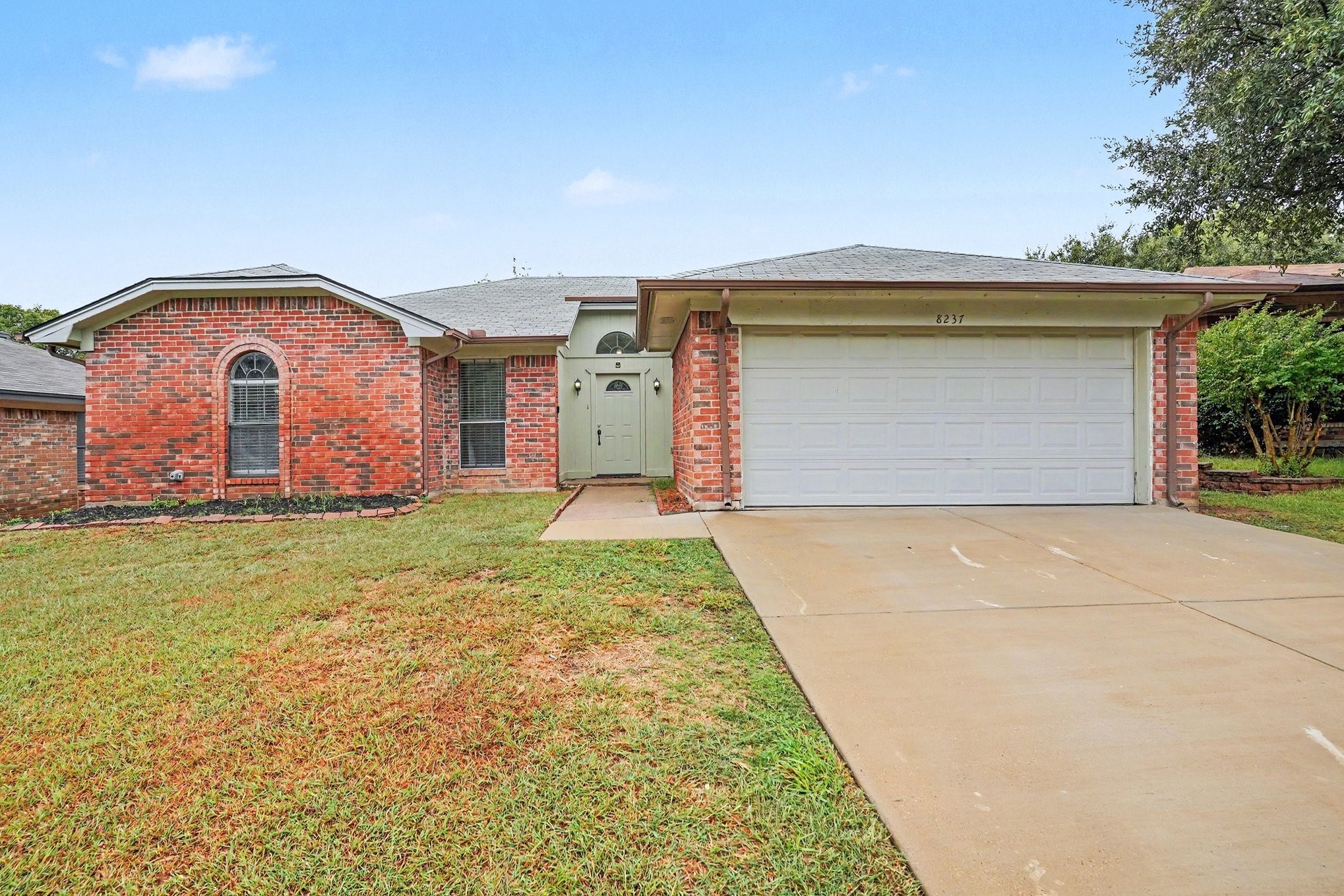 8237 Lara Lane — photo