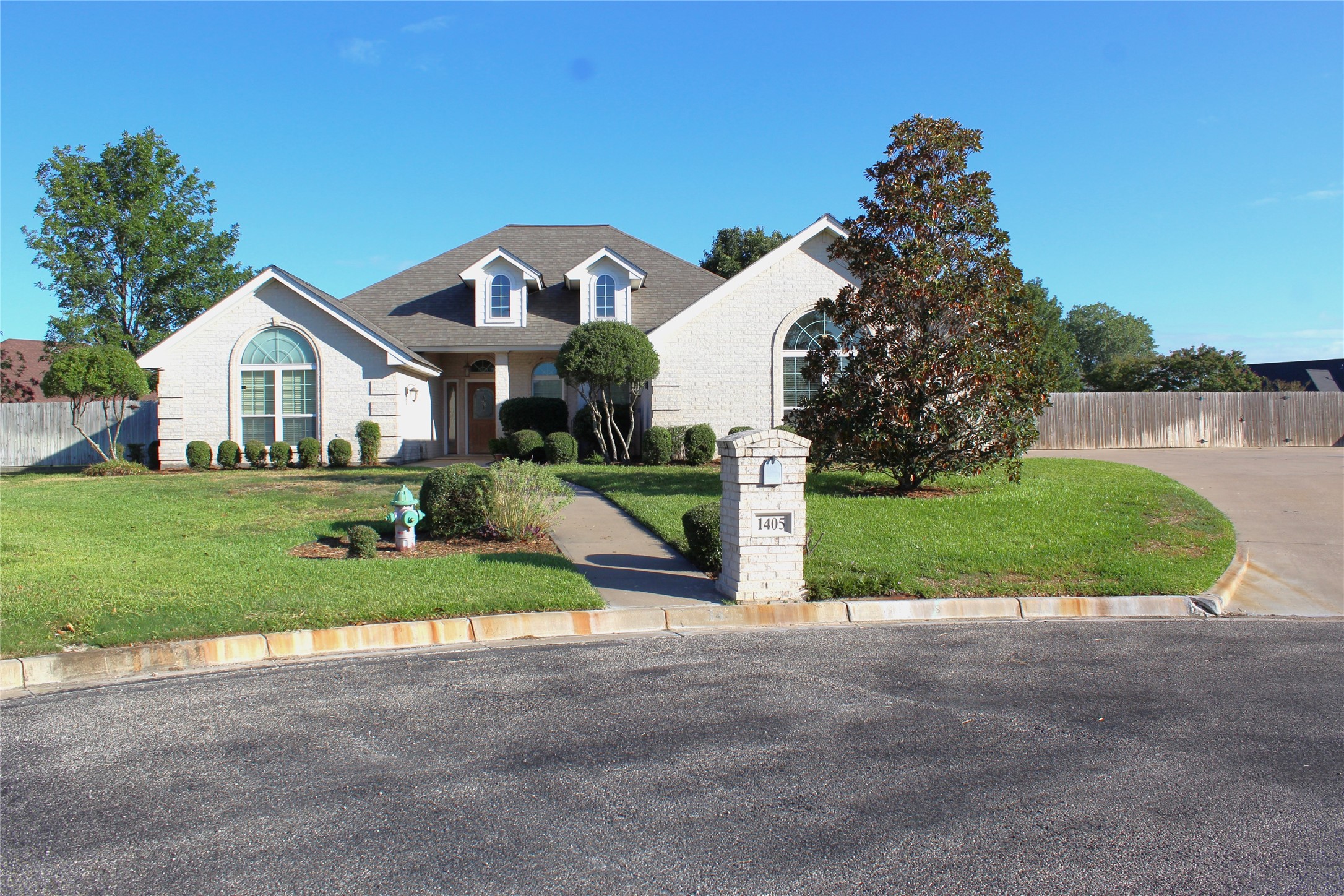 1405 Parkwood Court — photo