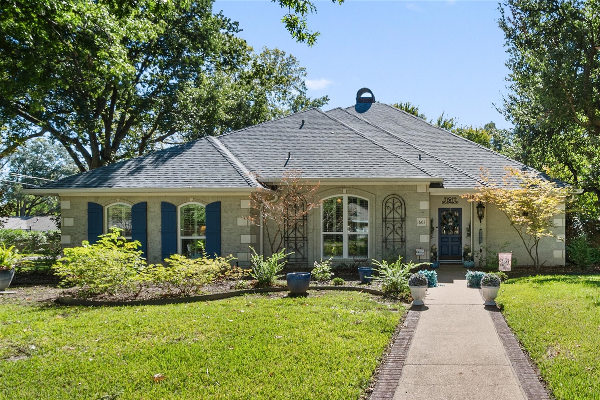 1601 Bridle Path — photo