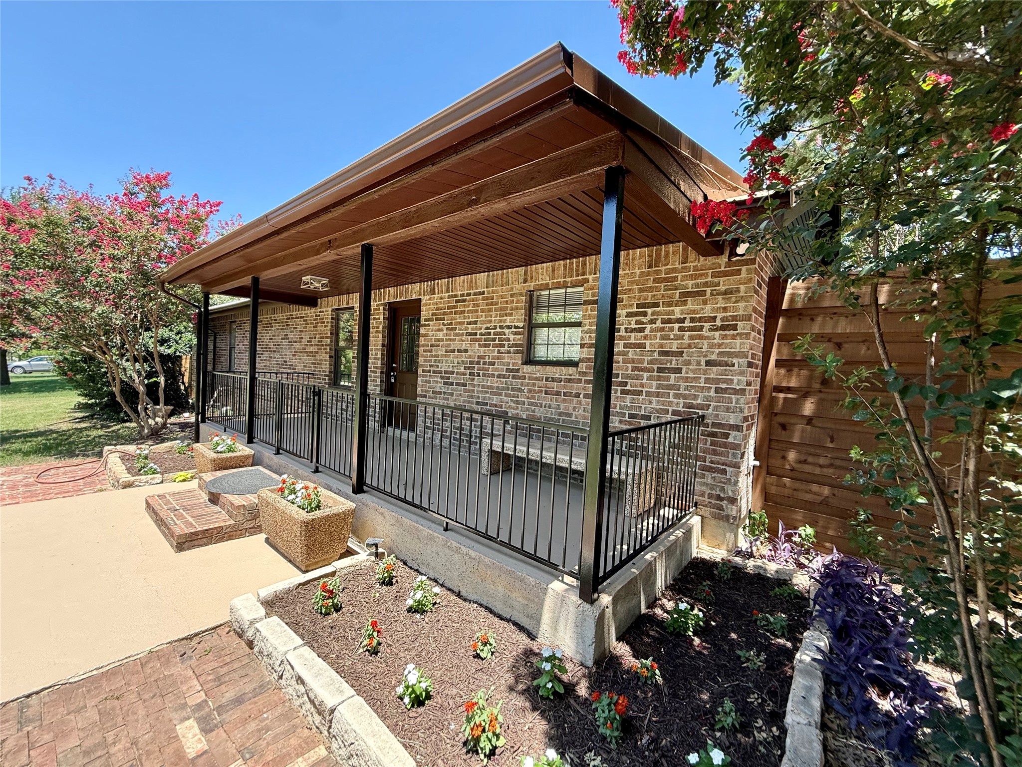 304 Oak Drive — photo