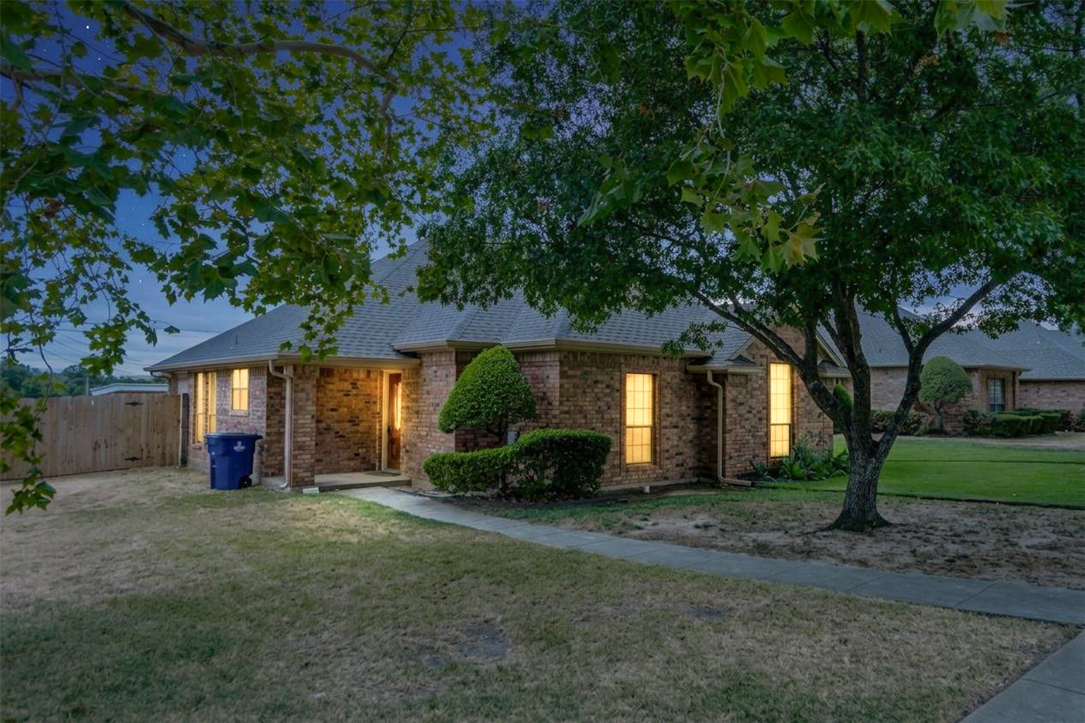 1609 W Jamestown Drive — photo