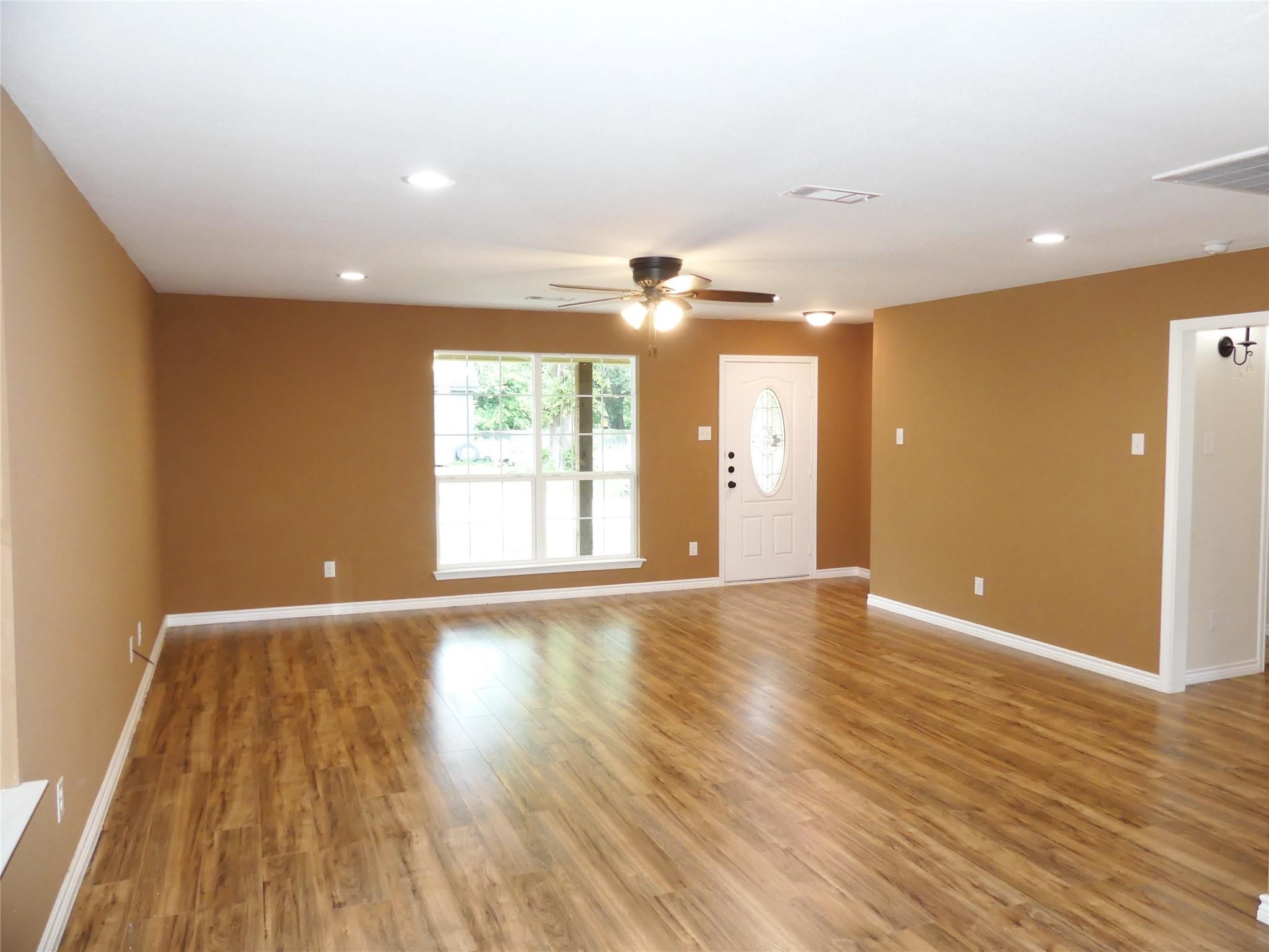 214 Braz, Bonham, TX 75418 — photo 2