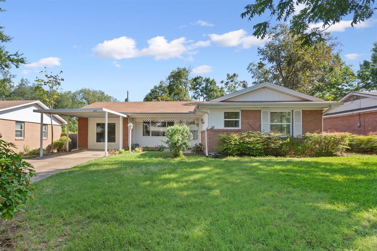 1319 Royal Oaks Drive — photo
