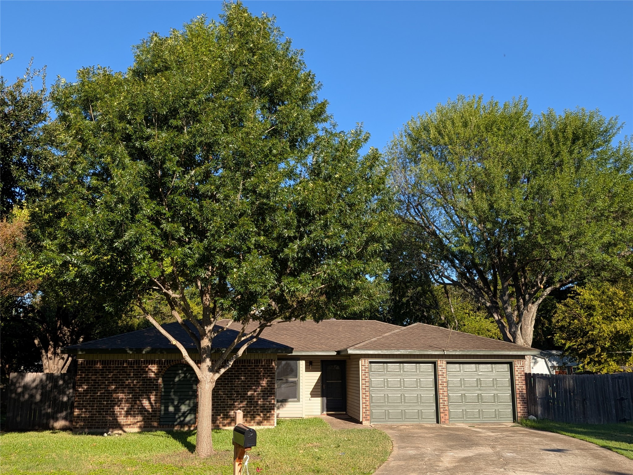 1104 Thistle Court — photo