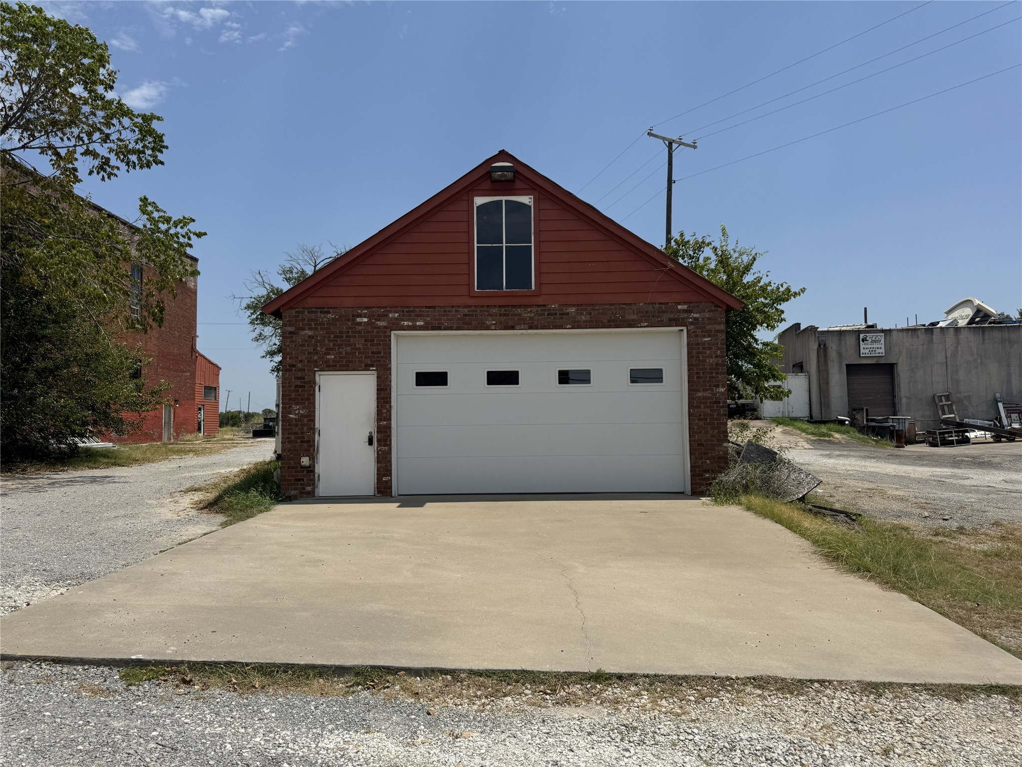 110 S Houston Avenue Garage — photo