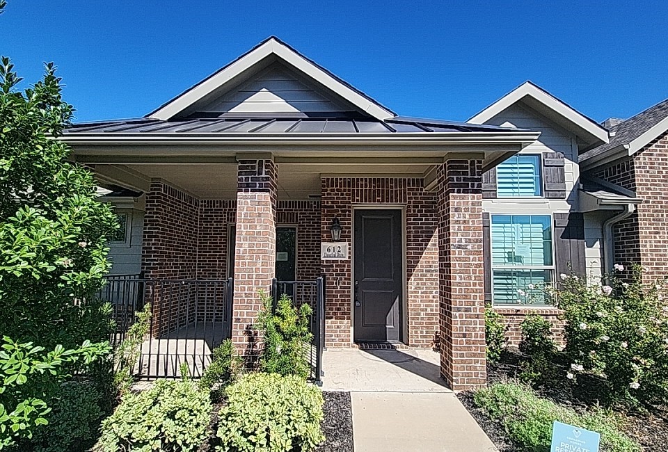 612 Cloverleaf Drive — photo