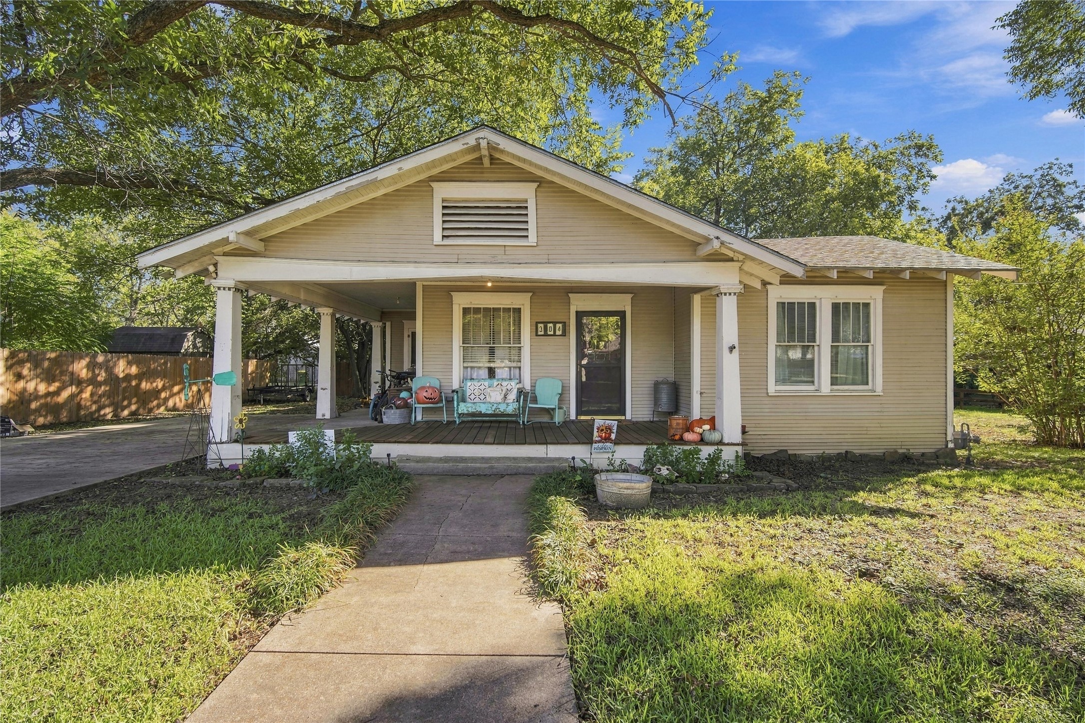 304 E McFarland Street — photo