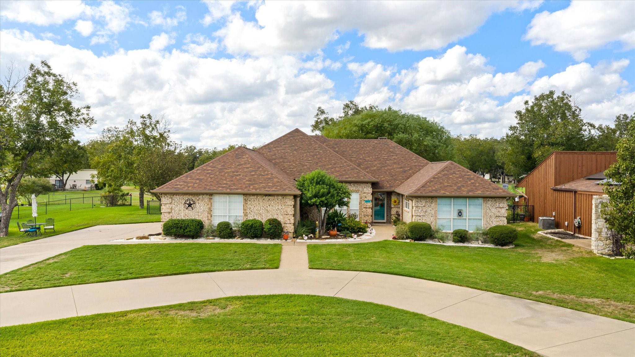 9004 Woodlawn Drive — photo