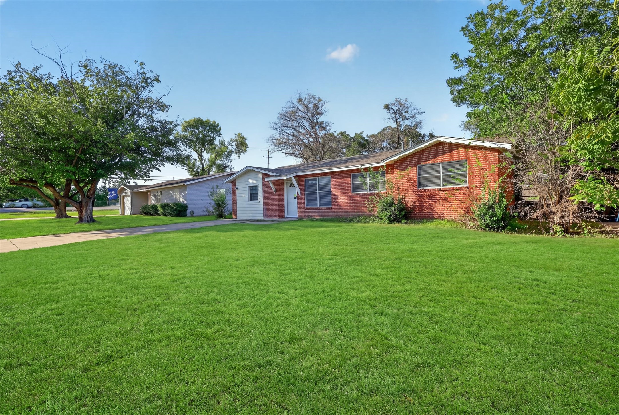 1005 Altamont Drive — photo