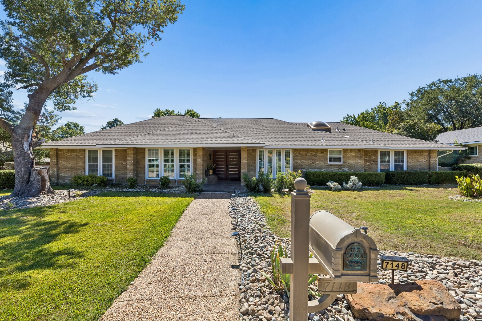 7148 Roundrock Road — photo