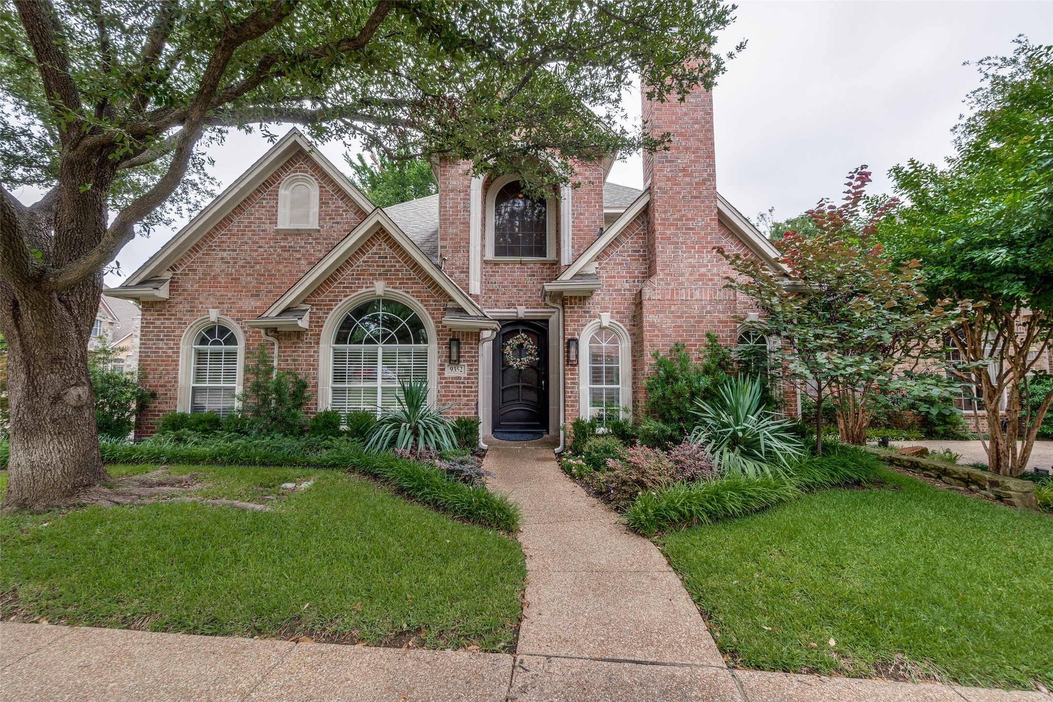 9352 Stratford Way — photo