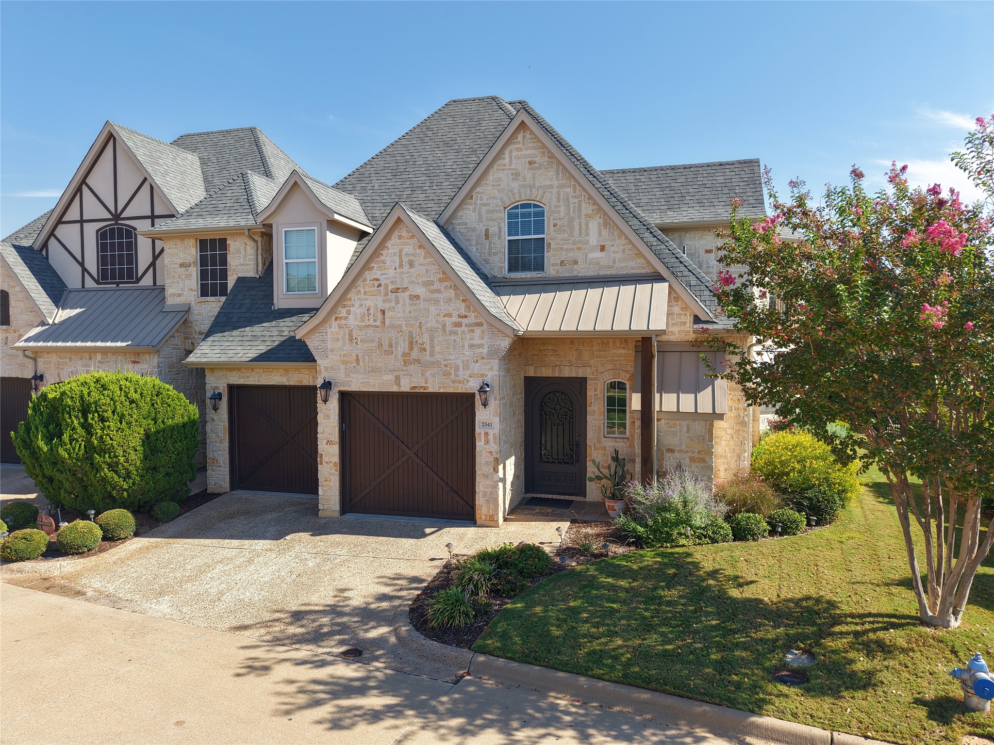 2541 Vineyard Drive — photo