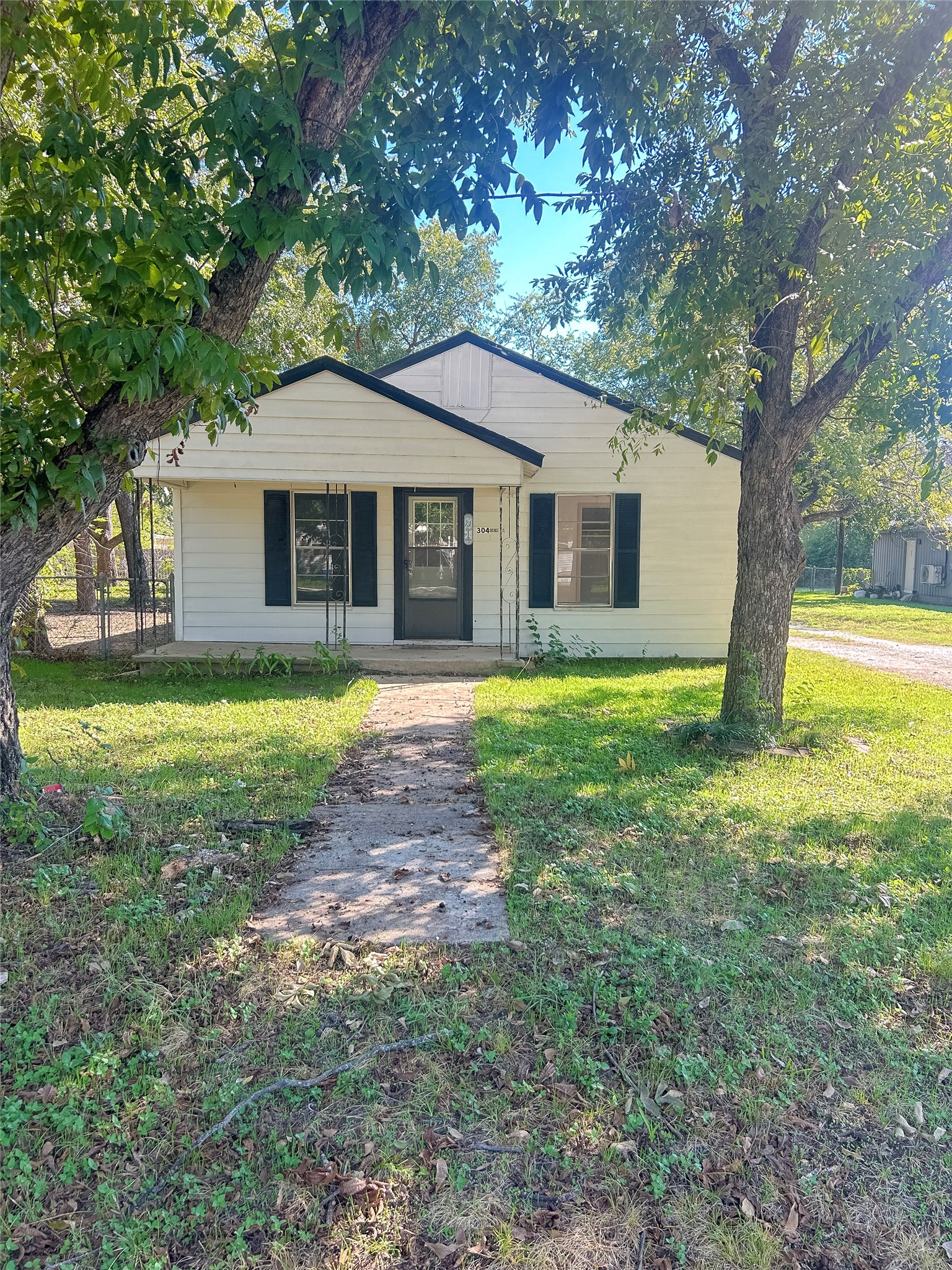 304 N Neches Street — photo