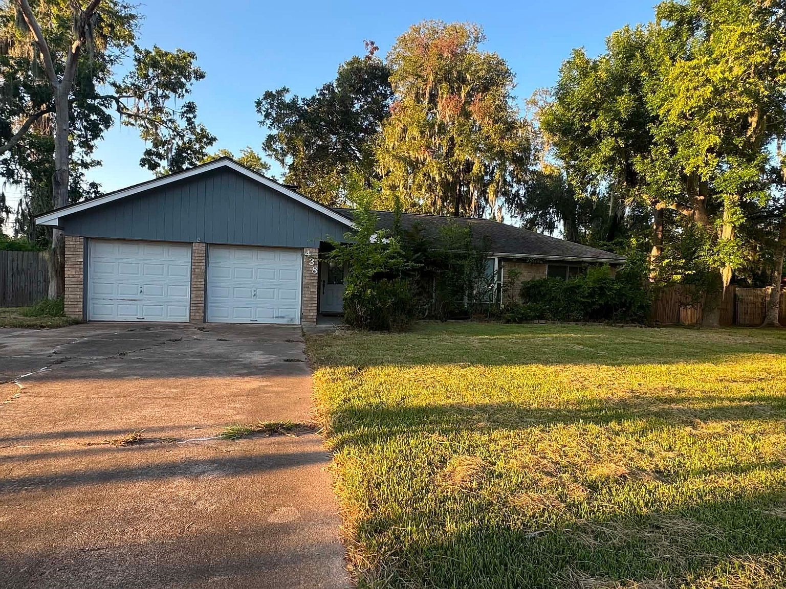 438 Southern Oaks Drive — photo