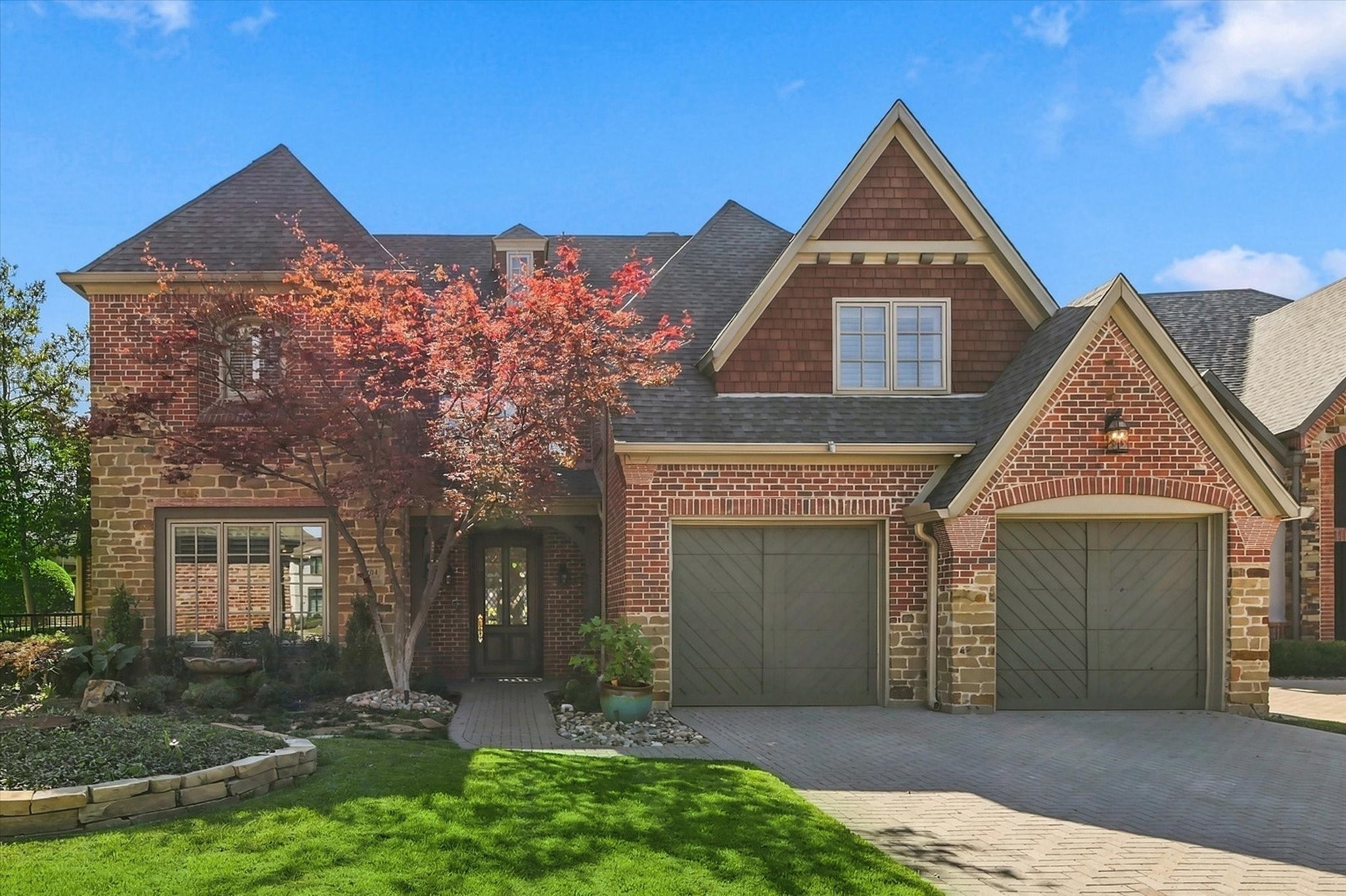 2104 Sutton Place — photo