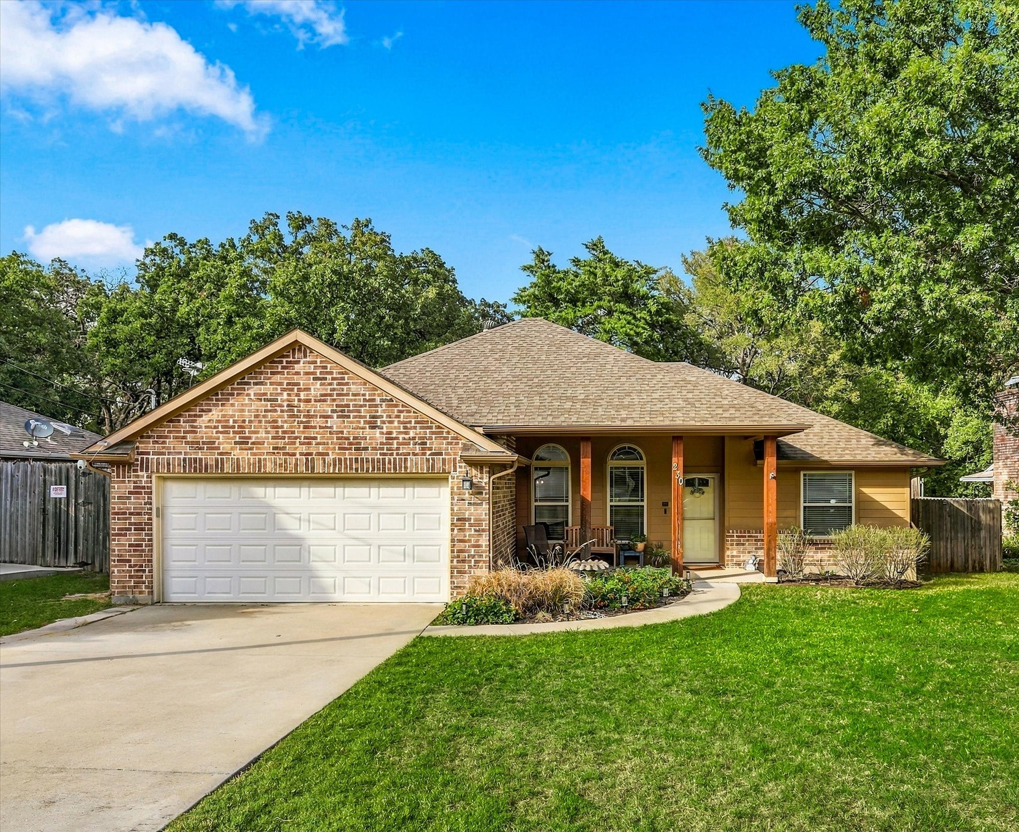 230 Oakwood Circle — photo