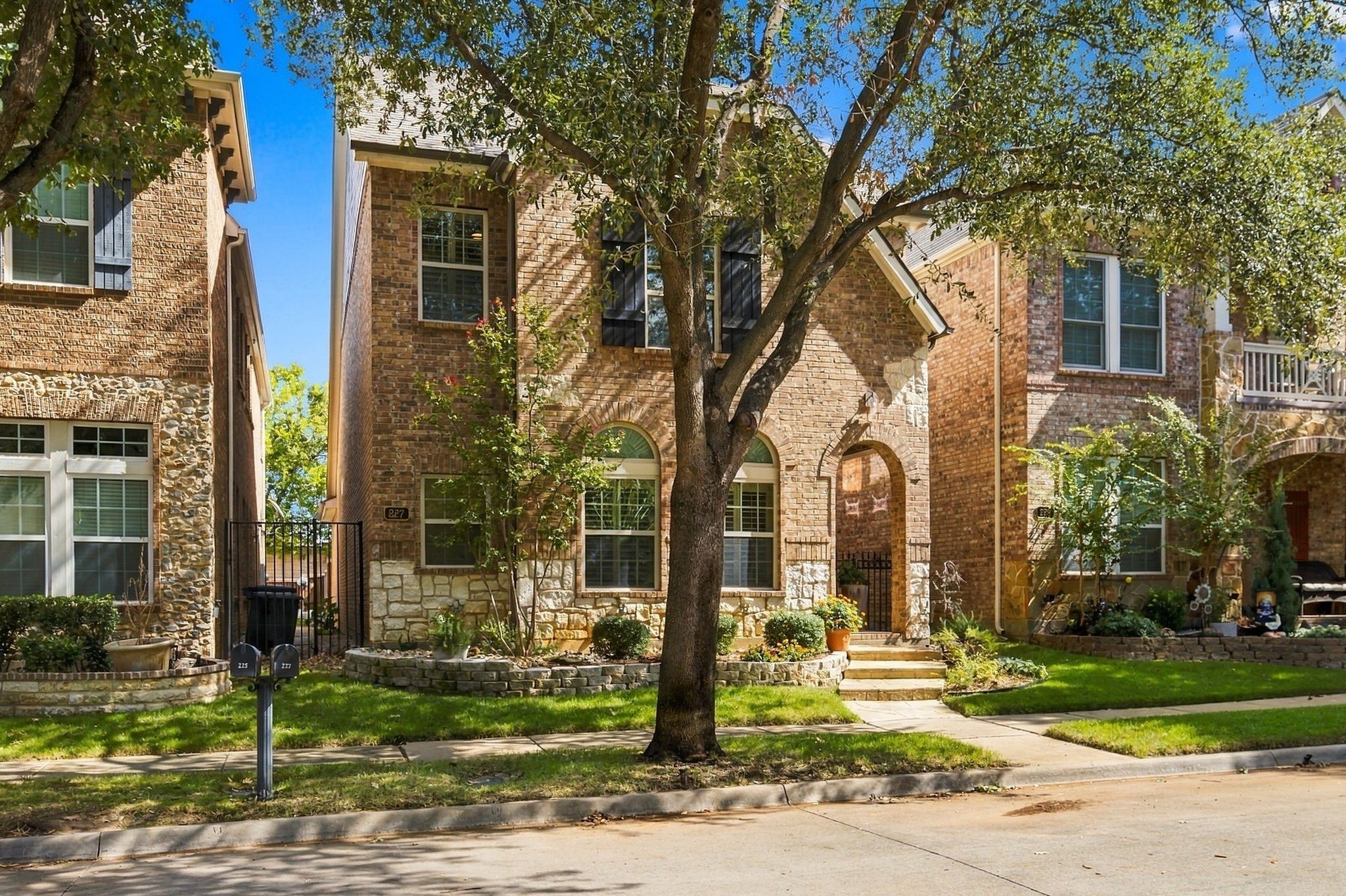 227 Buckingham Avenue, Euless, TX 76040 — photo 2
