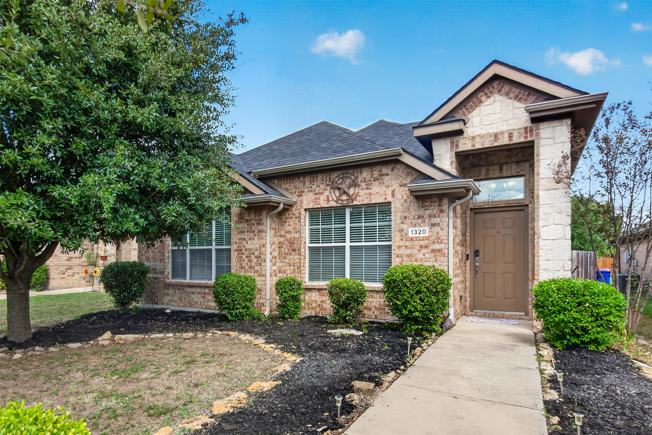 1320 Honeywood Lane — photo