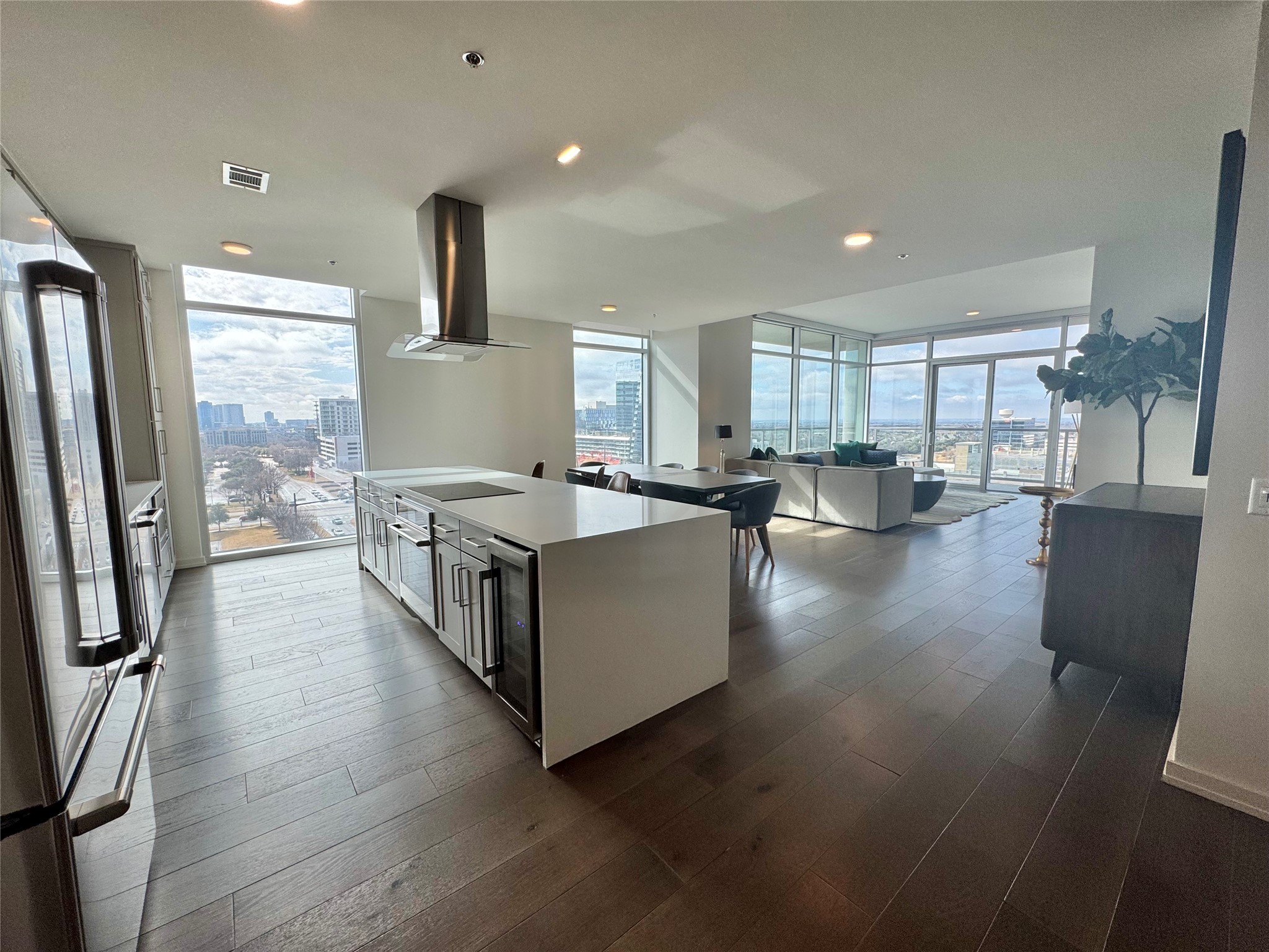 6911 Cowboys Way Unit 913 — photo