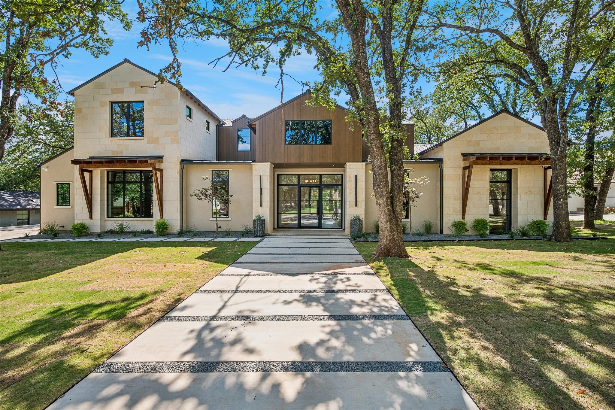 413 Live Oak Drive — photo