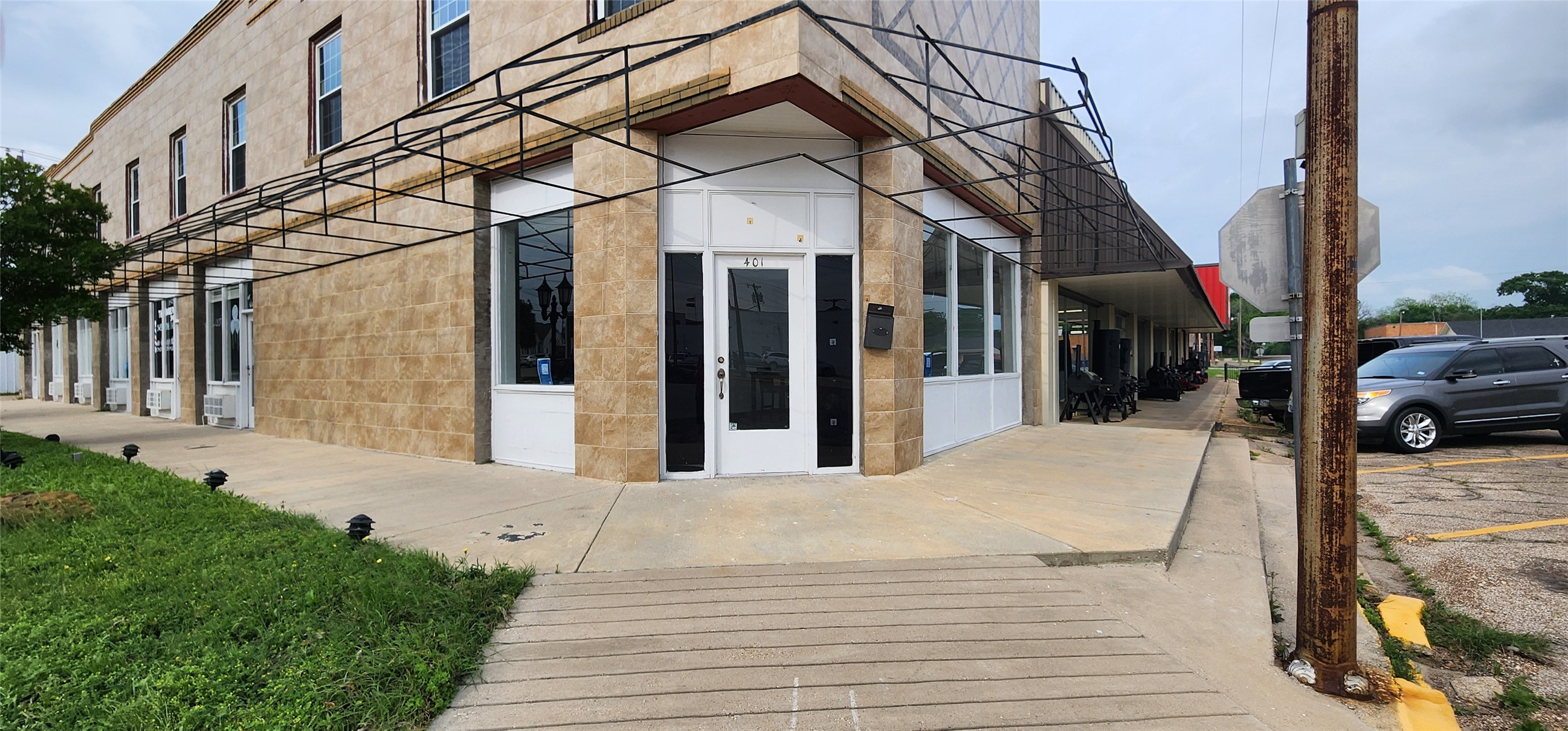 401 E Commerce Street — photo