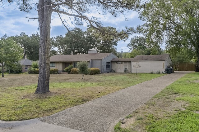 1405 Oaklawn Drive — photo