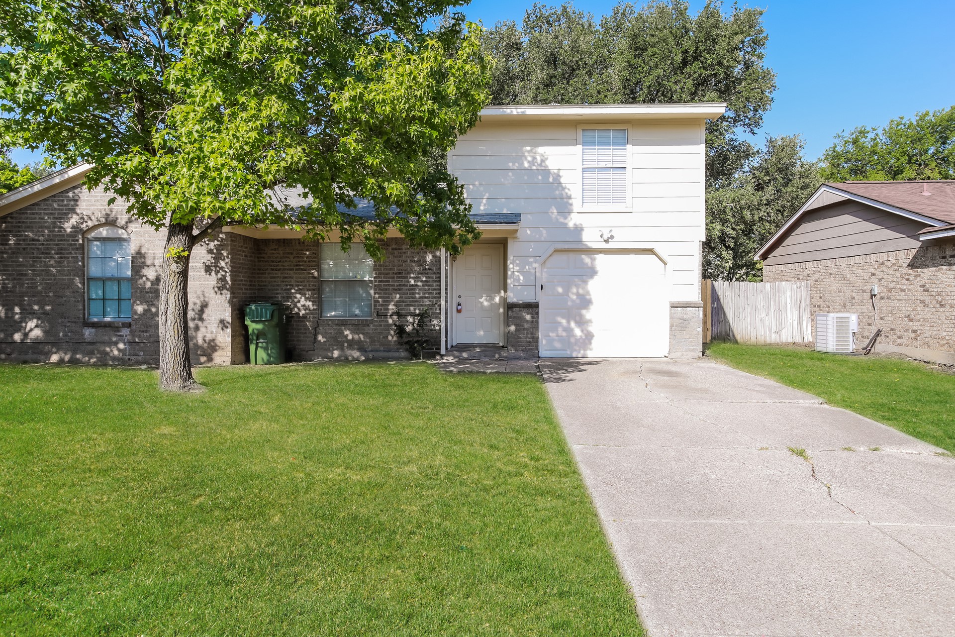 624 S Waxahachie Street — photo