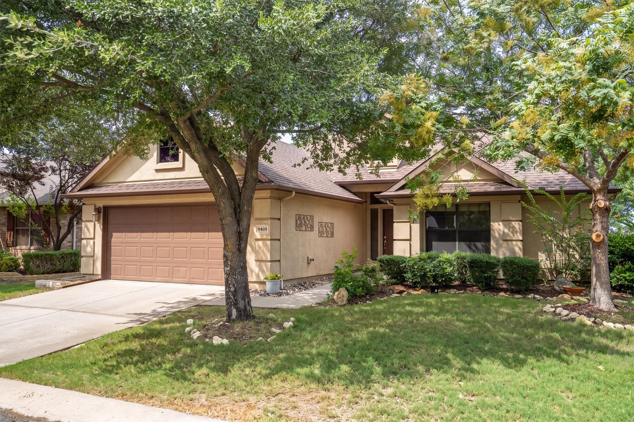 9409 Perimeter Street — photo