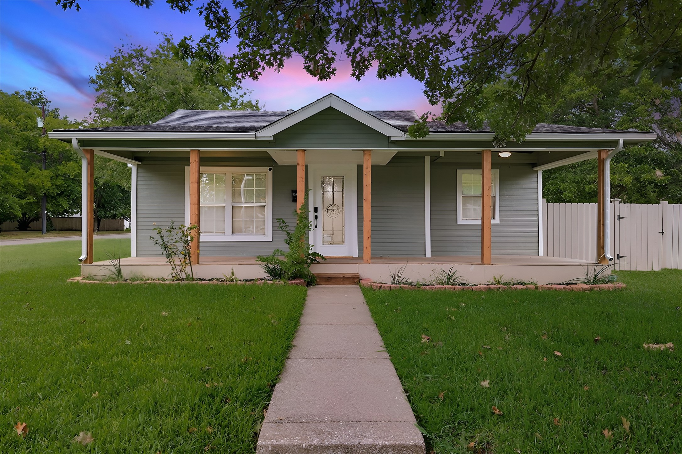 327 W Texas Street — photo