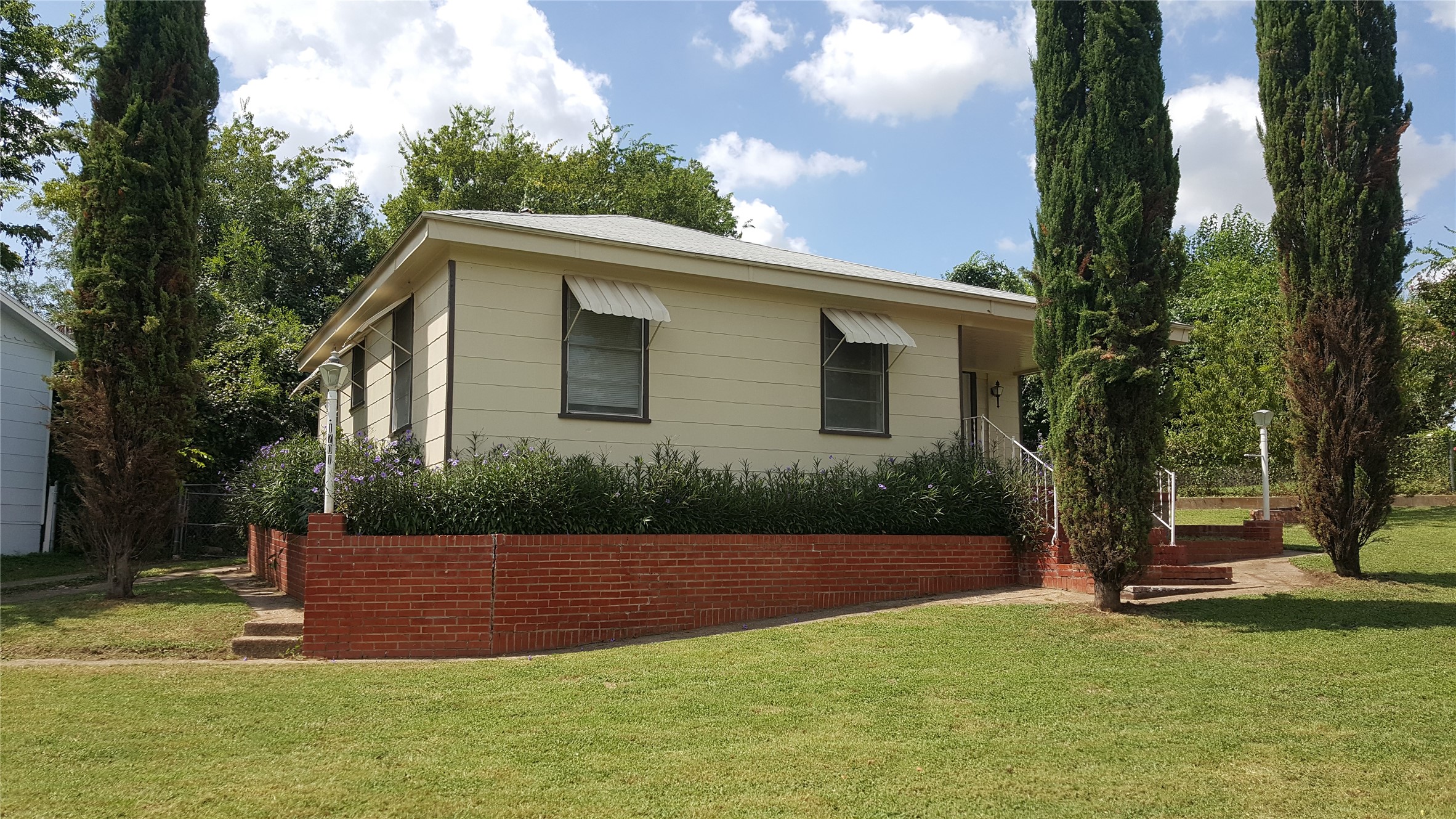 1701 Montrose Drive — photo