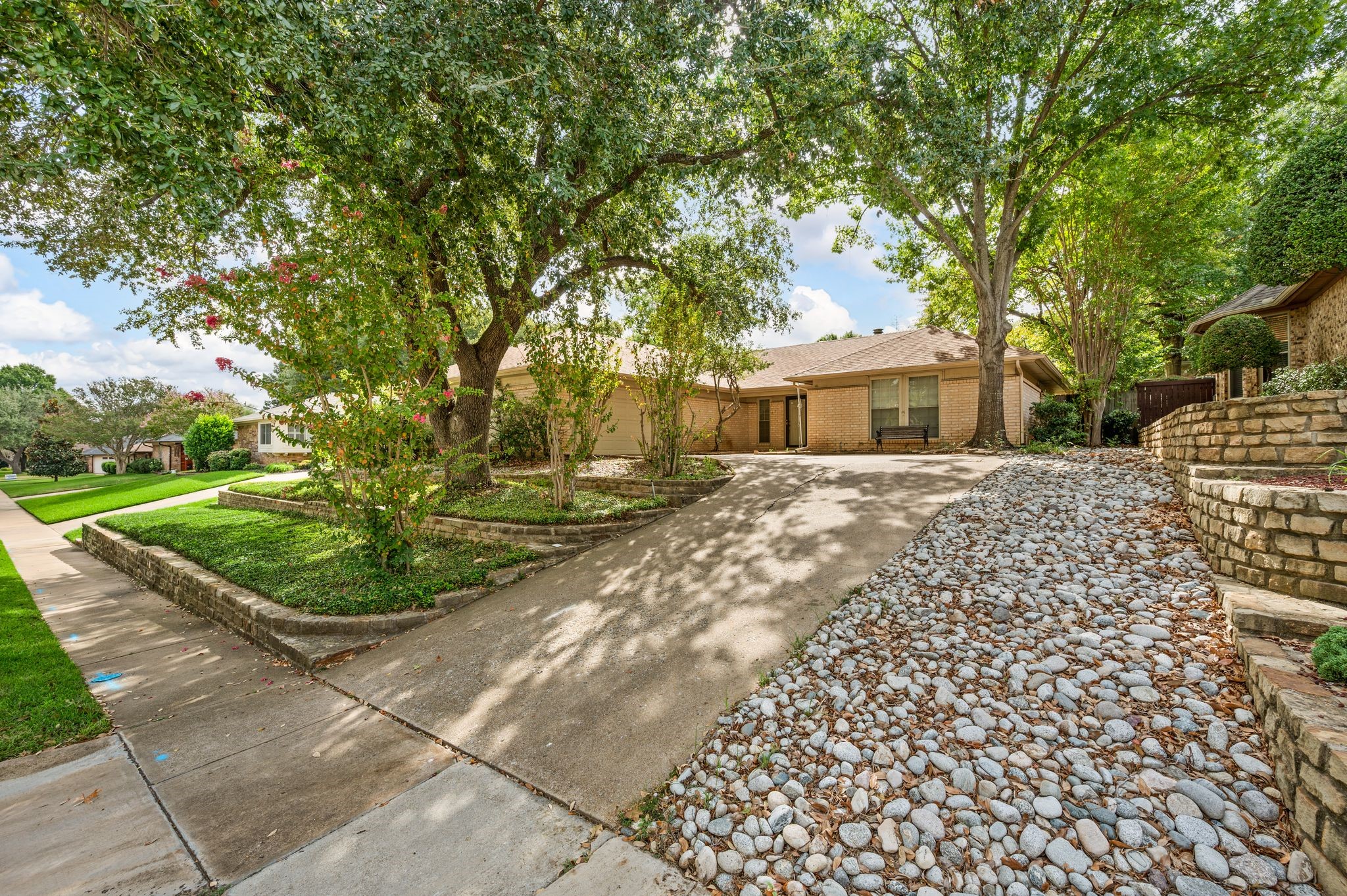 1700 Saxon Drive — photo