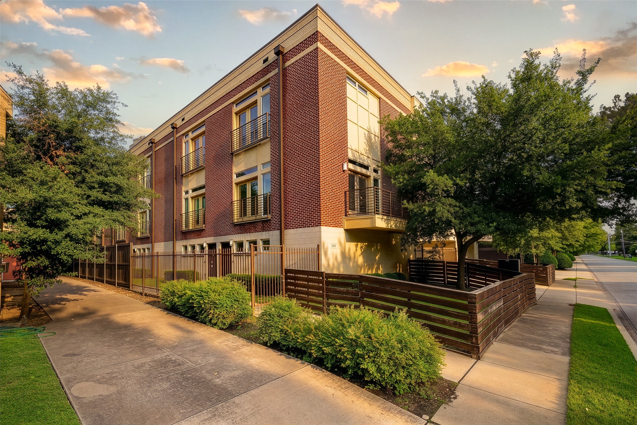 5711 Ross Avenue Unit 6 — photo