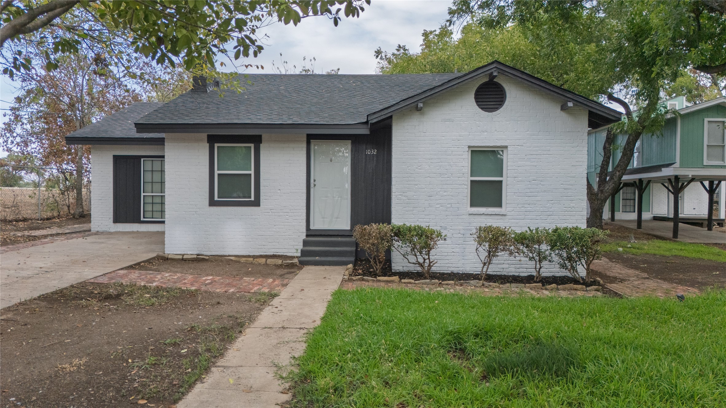 1032 W Oak Street — photo